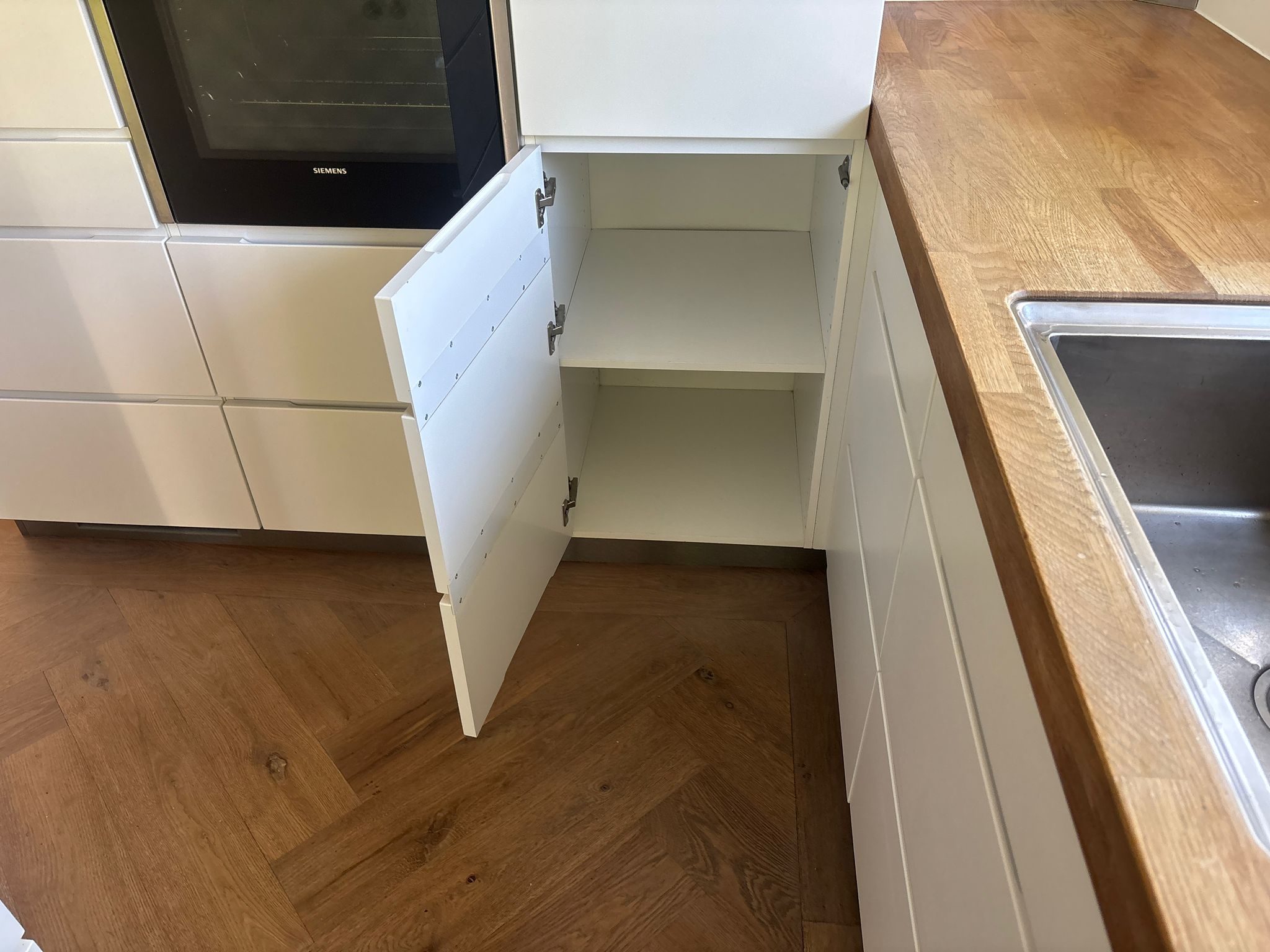 04845 - Witte eilandkeuken met bar