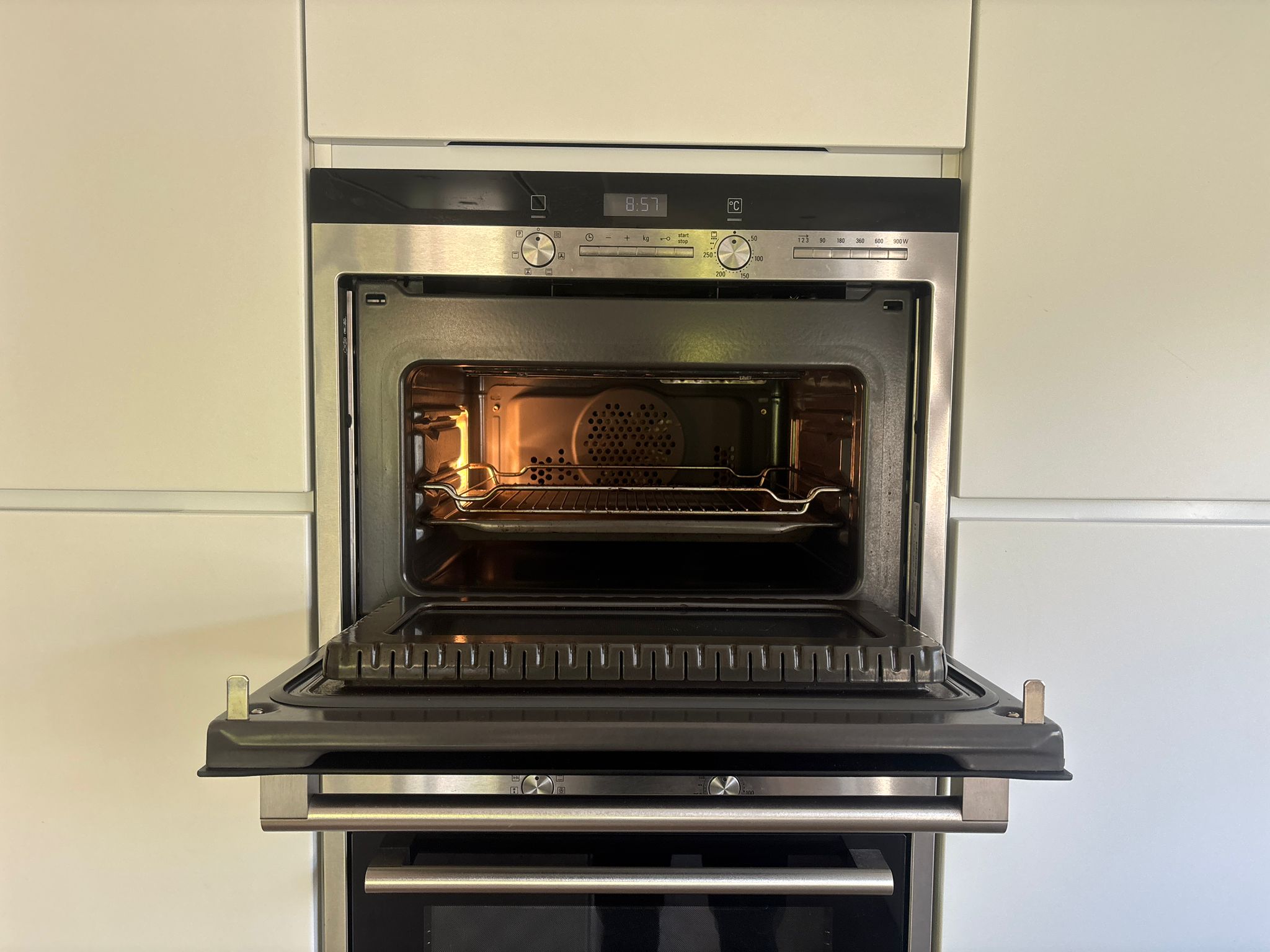 04845 - Witte eilandkeuken met bar