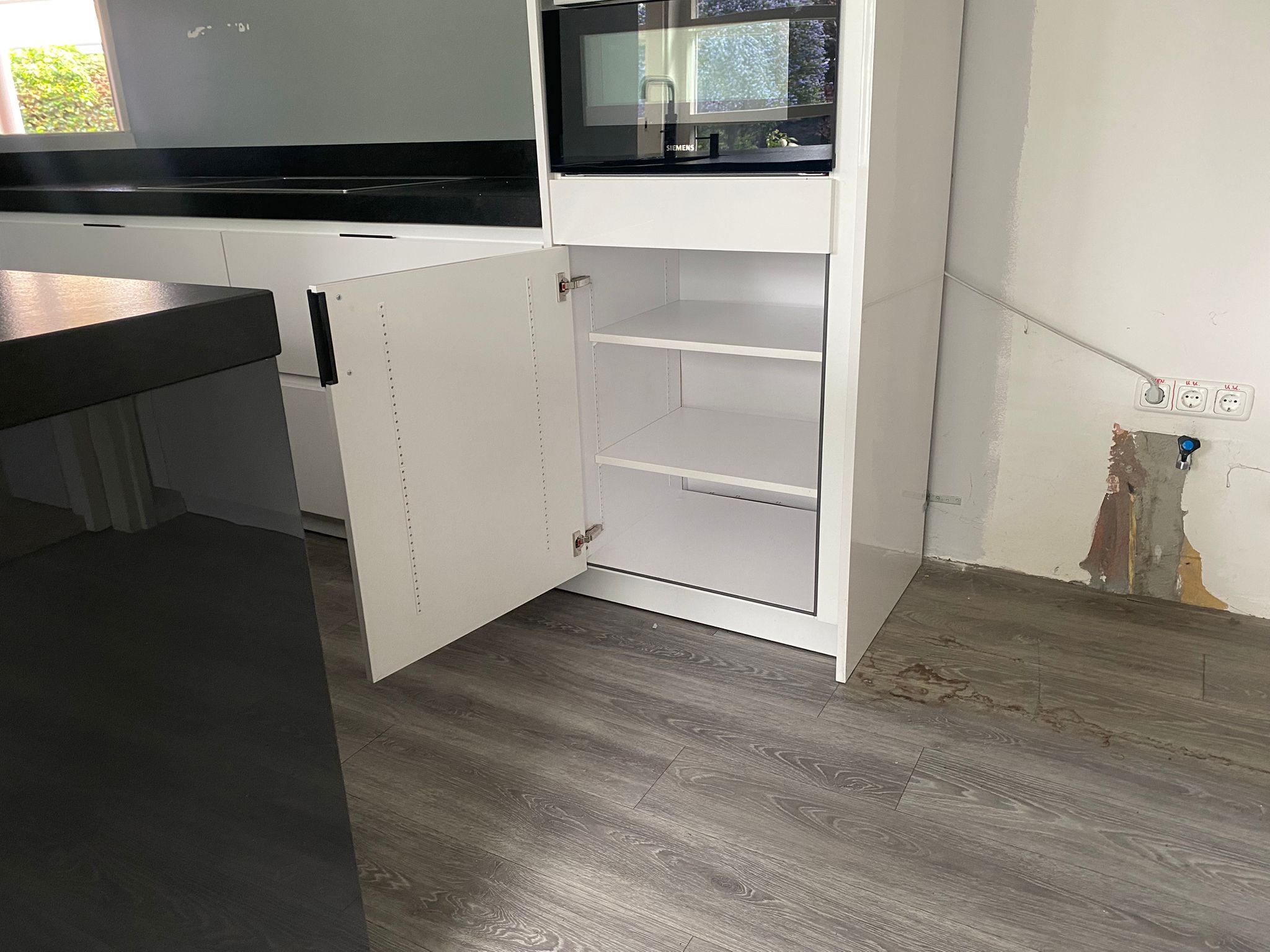 02899 - Hoogglans schiereiland keuken