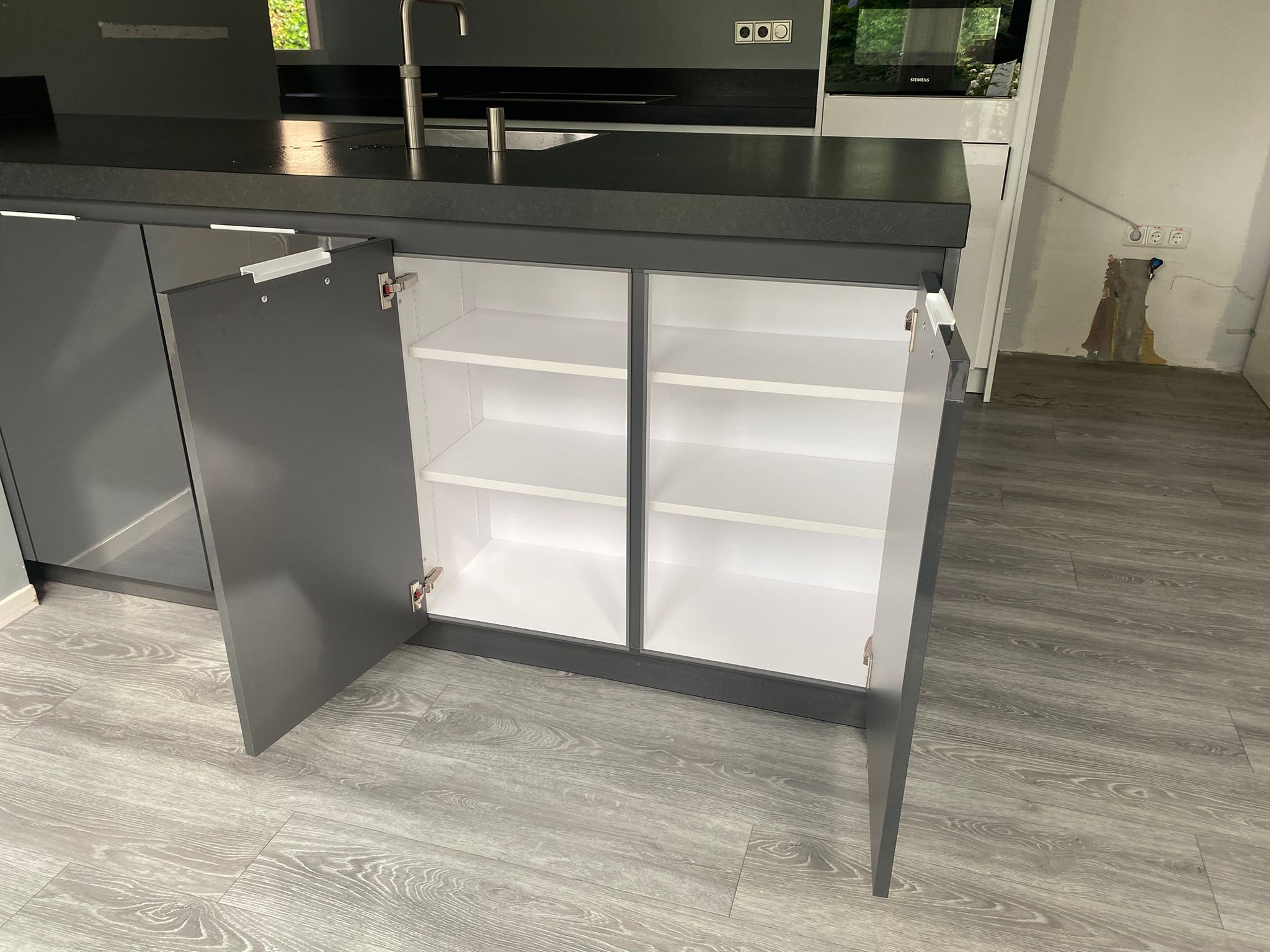 02899 - Hoogglans schiereiland keuken