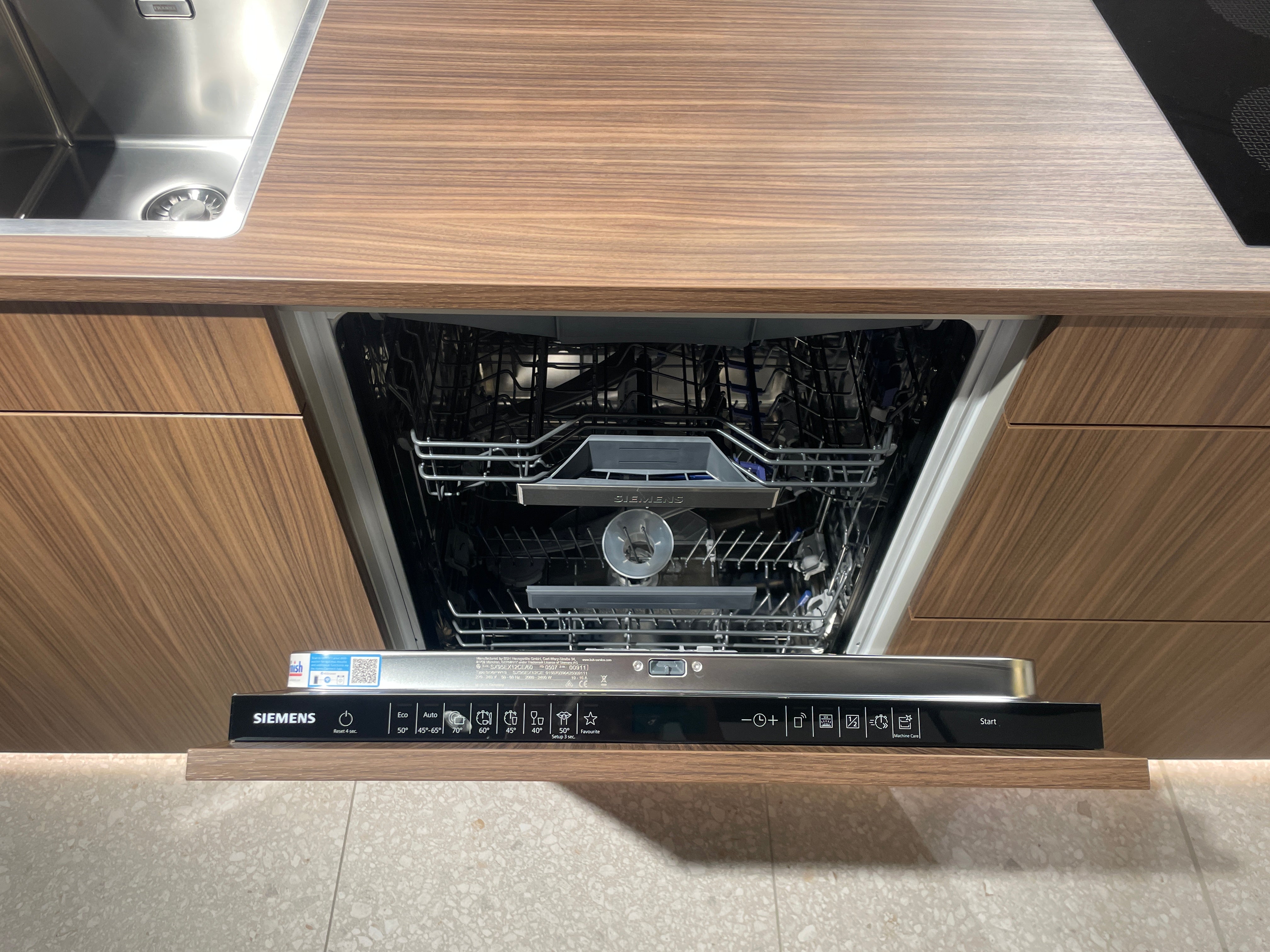 05095 - Moderne Schüller eilandkeuken met kastenwand en verlichte vakkenkast