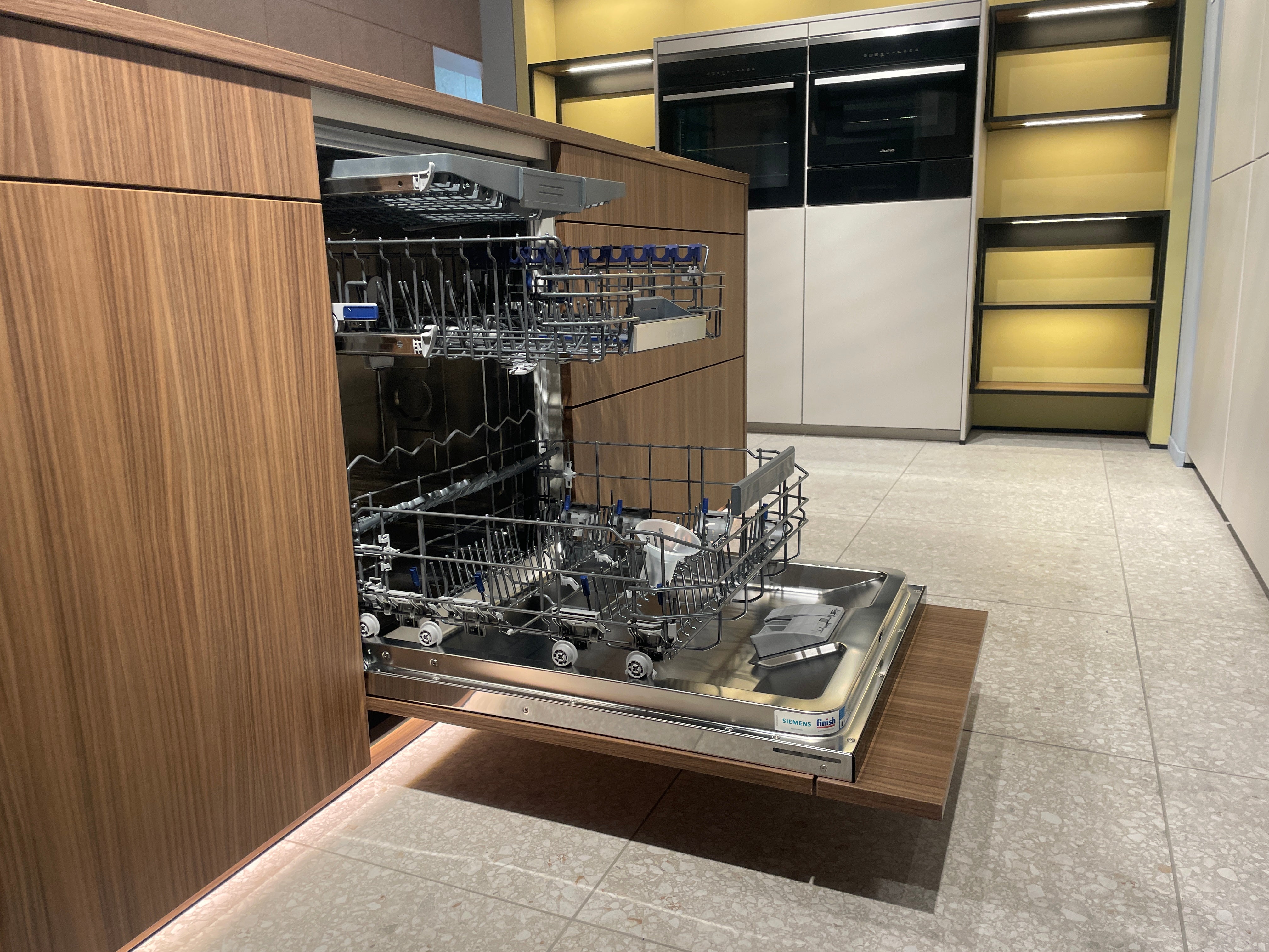 05095 - Moderne Schüller eilandkeuken met kastenwand en verlichte vakkenkast
