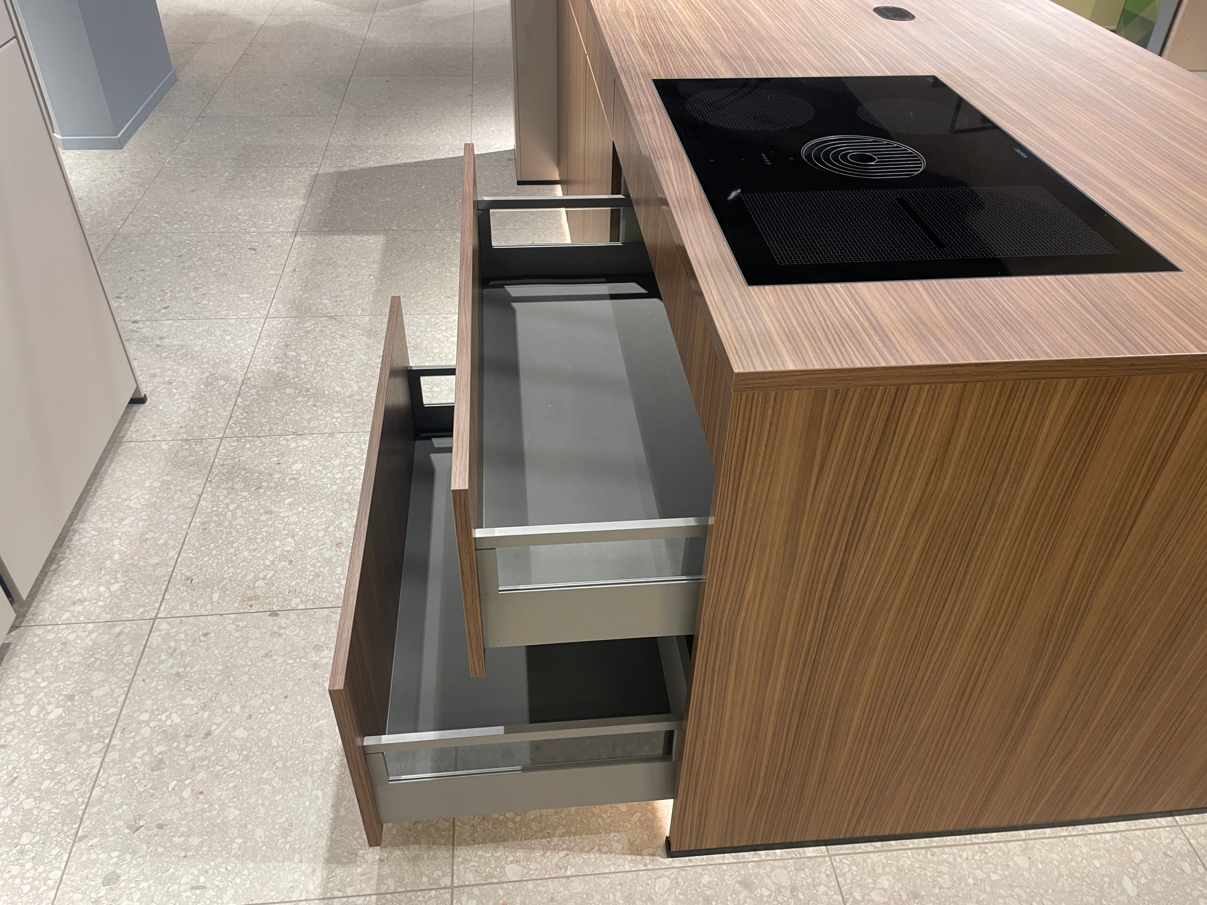 05095 - Moderne Schüller eilandkeuken met kastenwand en verlichte vakkenkast