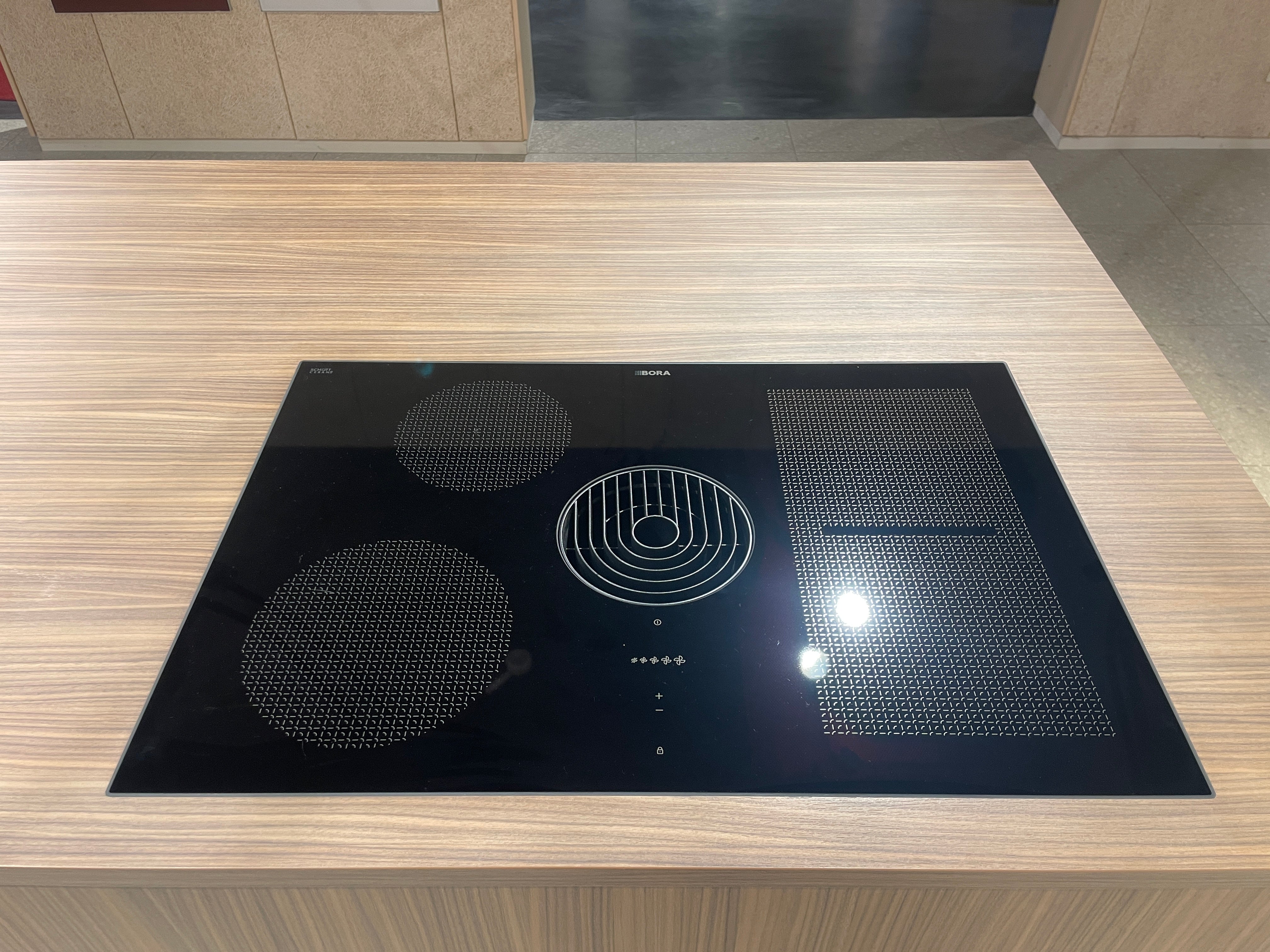 05095 - Moderne Schüller eilandkeuken met kastenwand en verlichte vakkenkast