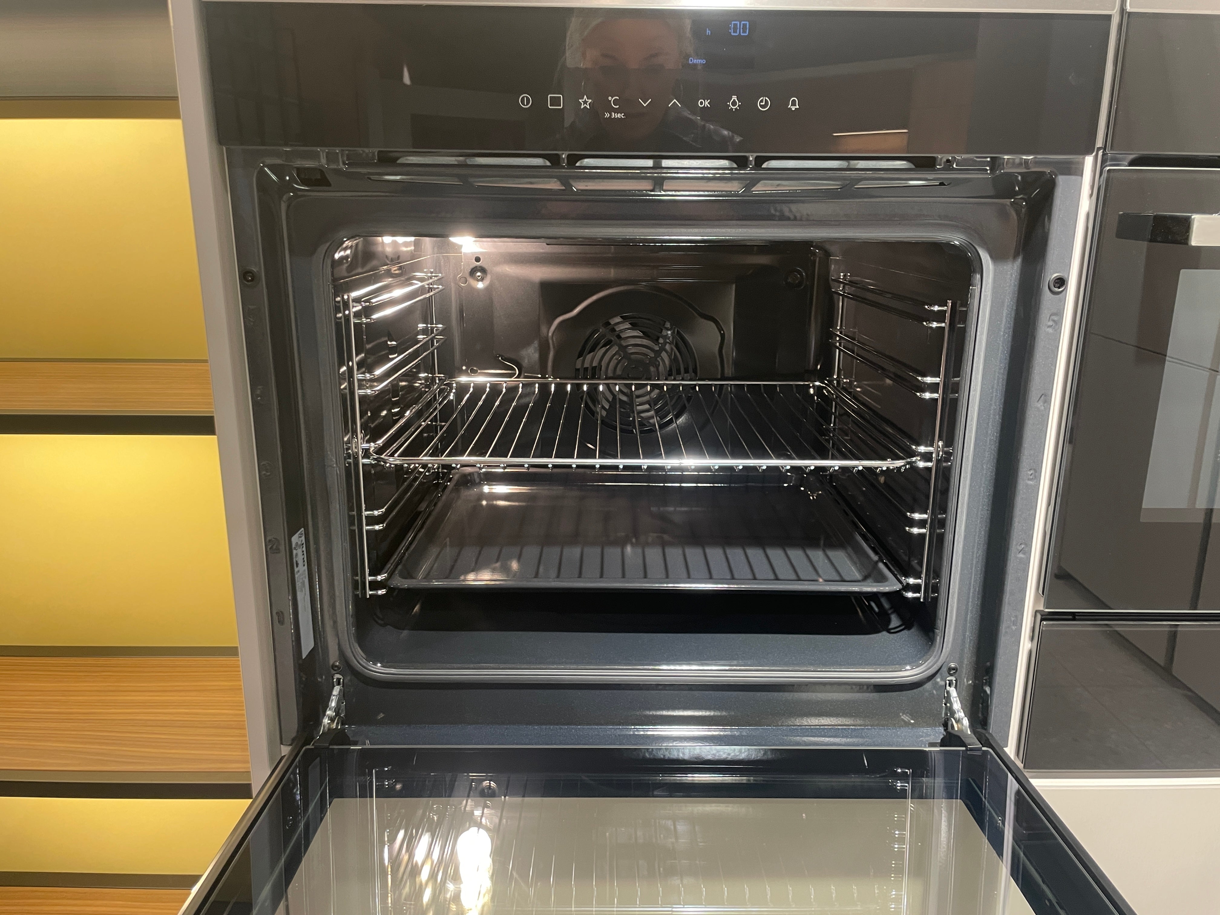 05095 - Moderne Schüller eilandkeuken met kastenwand en verlichte vakkenkast