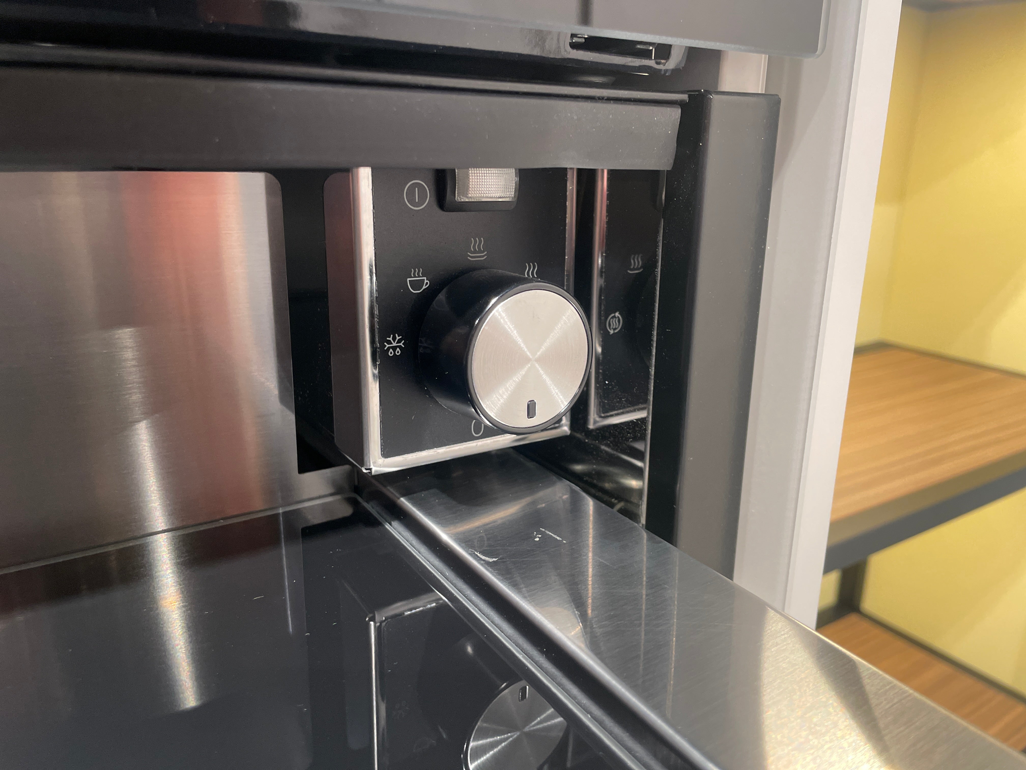 05095 - Moderne Schüller eilandkeuken met kastenwand en verlichte vakkenkast