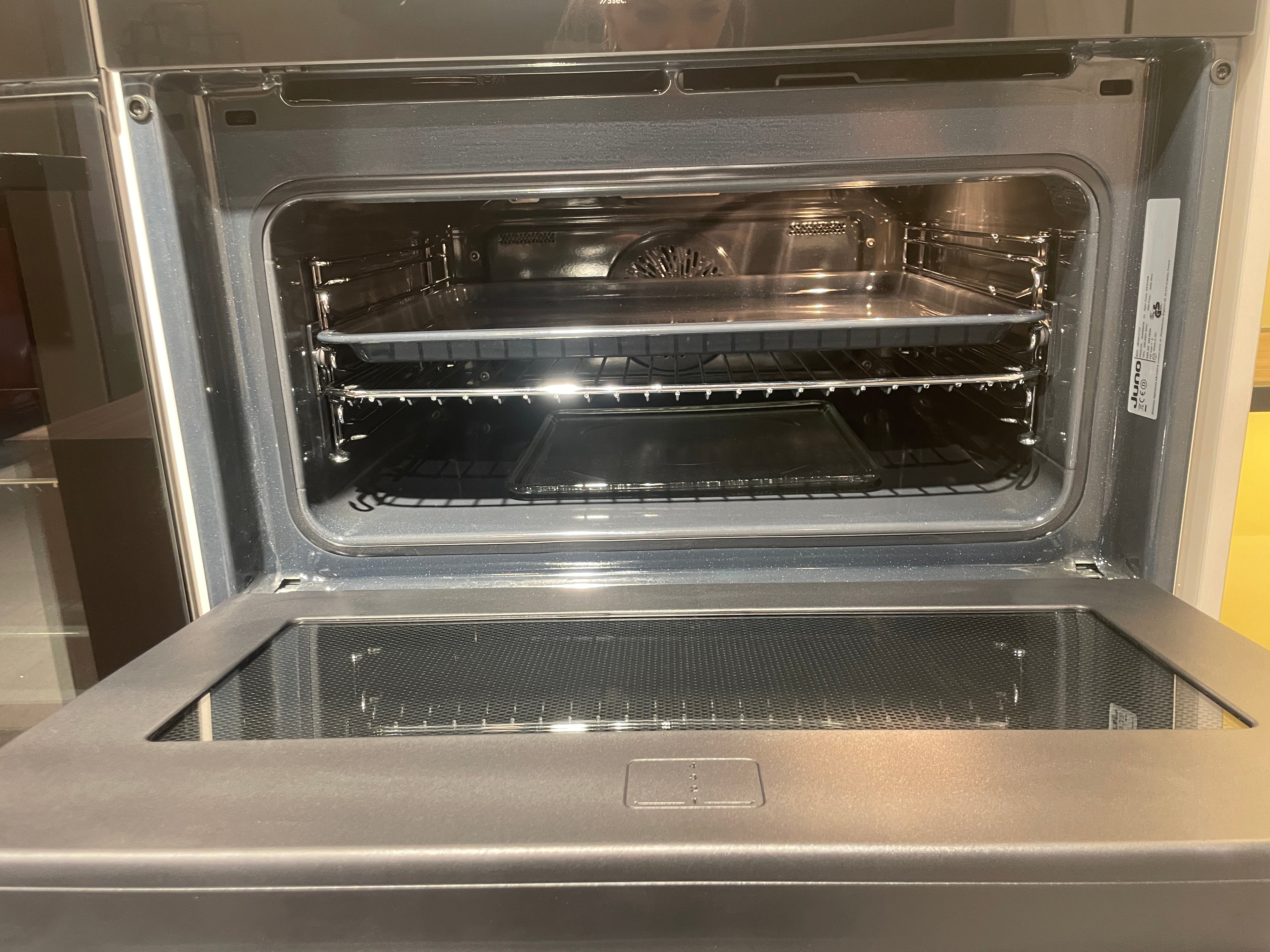 05095 - Moderne Schüller eilandkeuken met kastenwand en verlichte vakkenkast