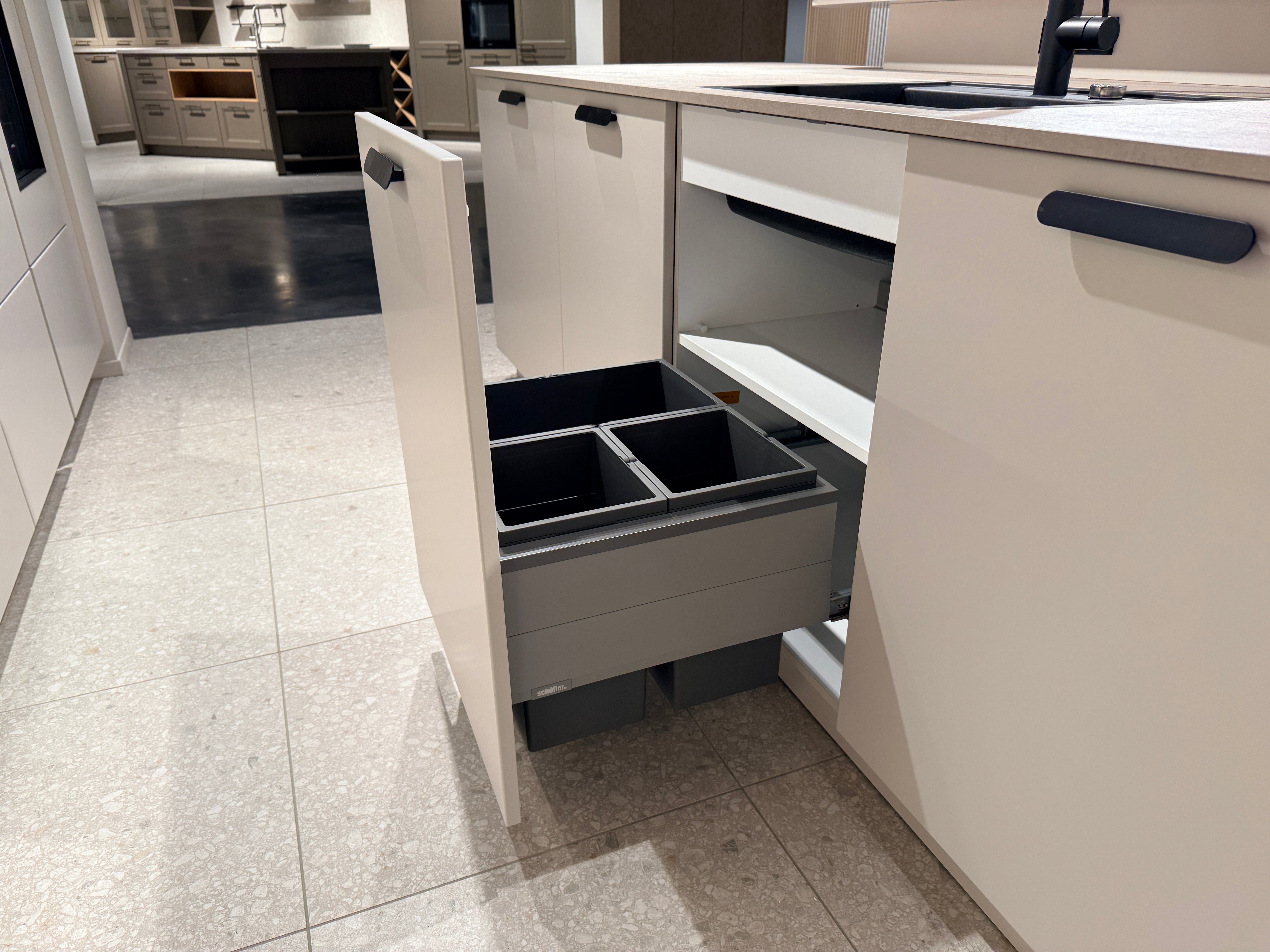 05103 - Schüller moderne L-keuken met eiland