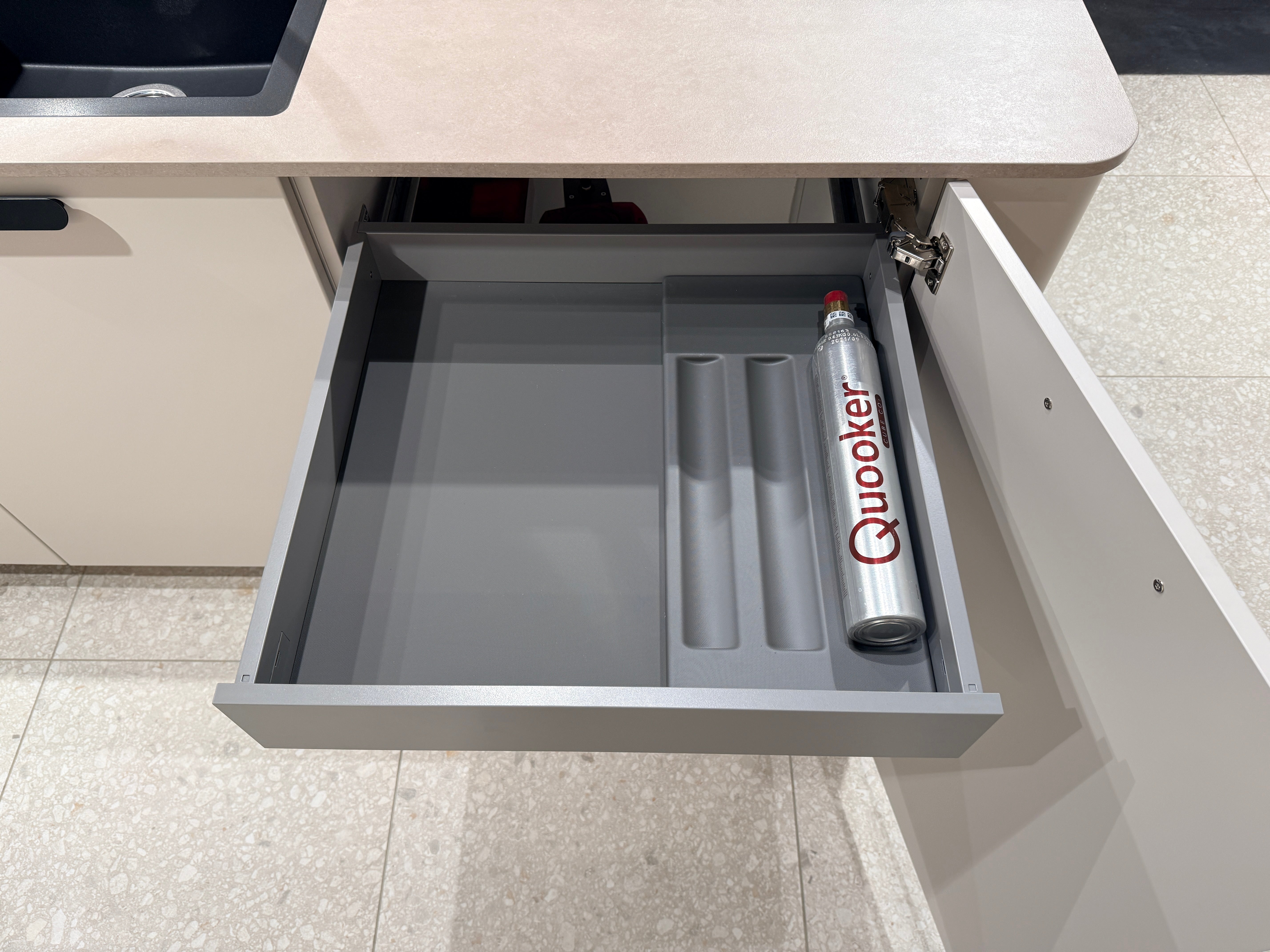 05103 - Schüller moderne L-keuken met eiland