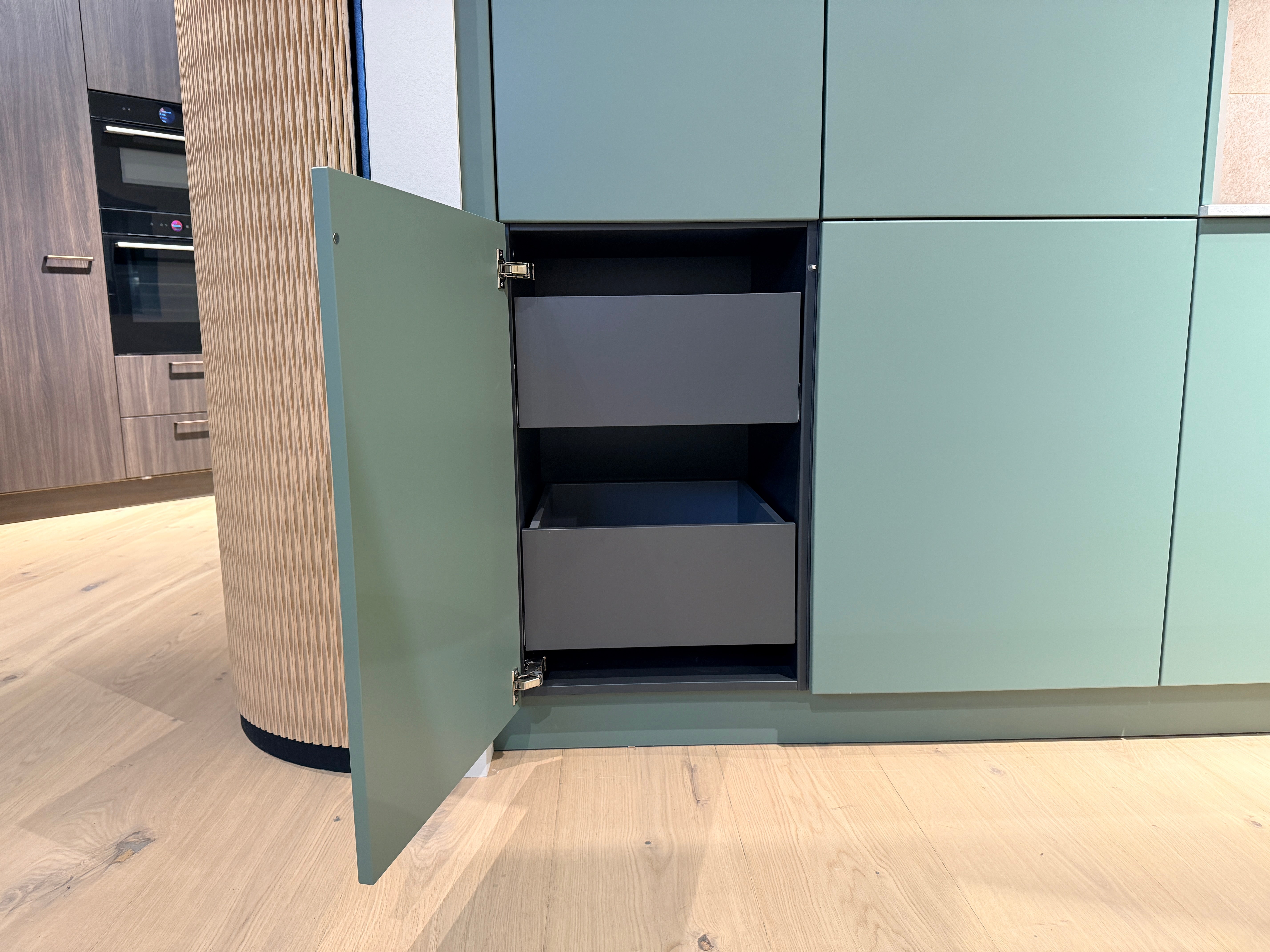 05105 - Schüller eilandkeuken met organische eettafel