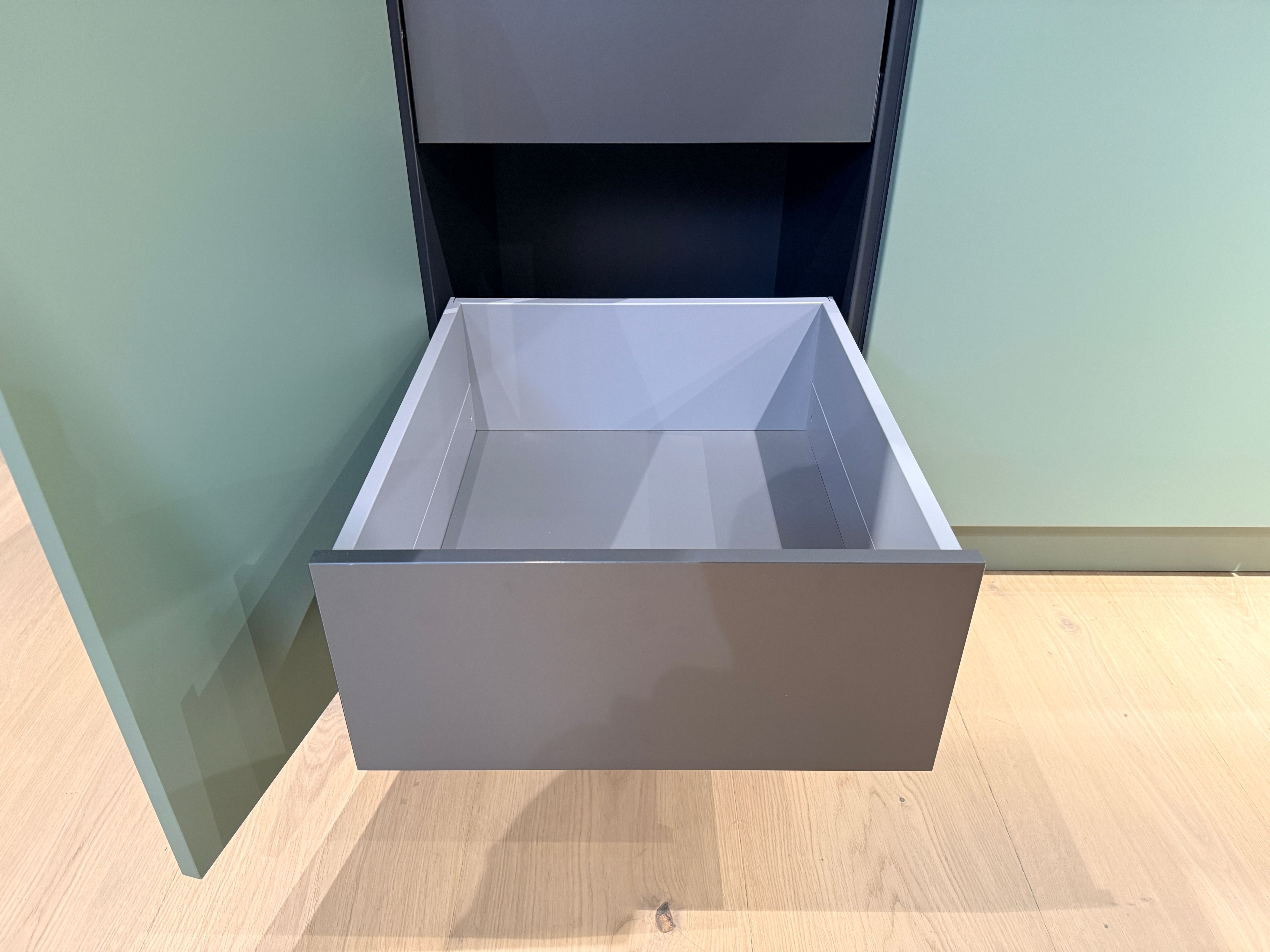 05105 - Schüller eilandkeuken met organische eettafel