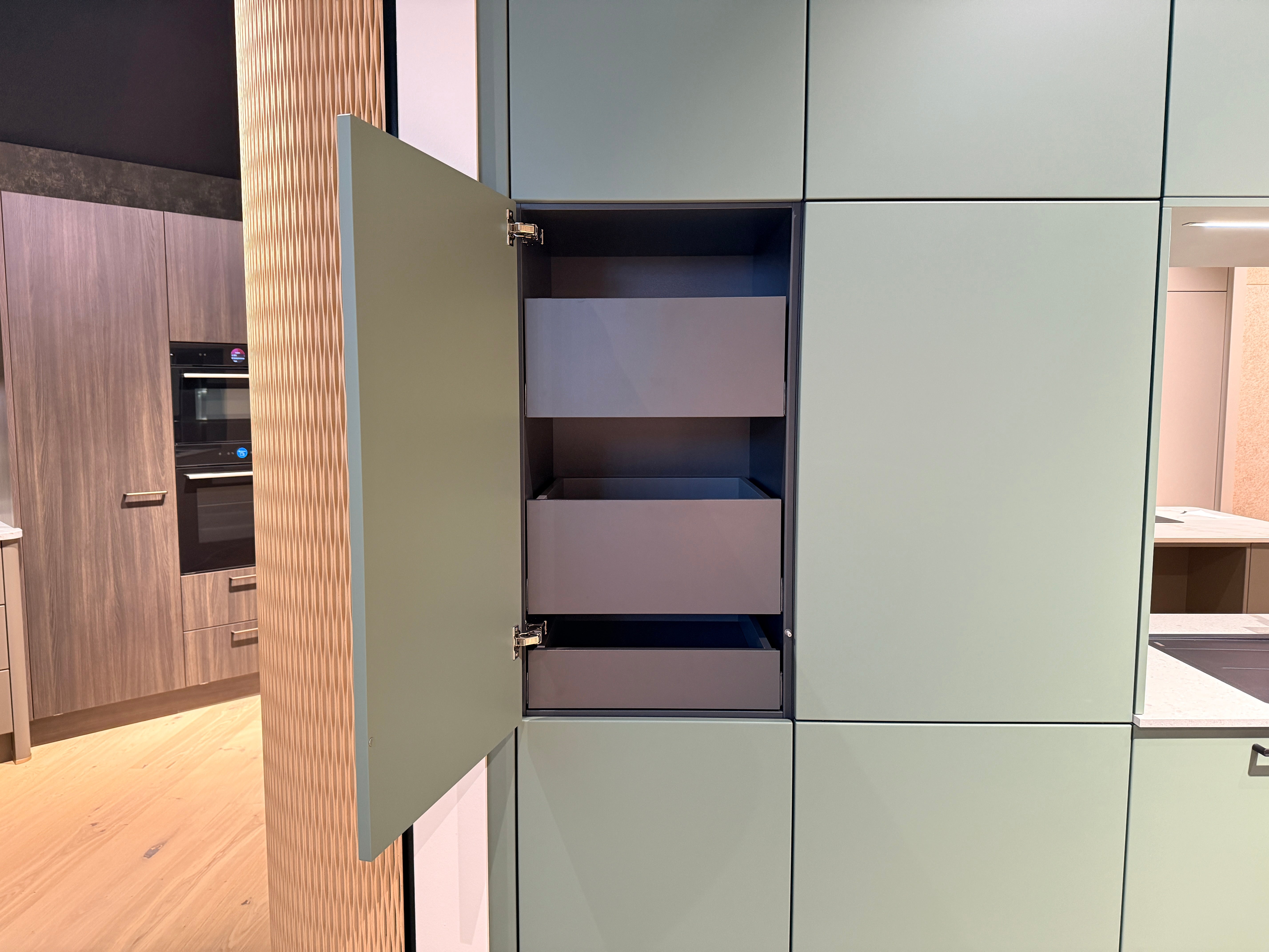 05105 - Schüller eilandkeuken met organische eettafel