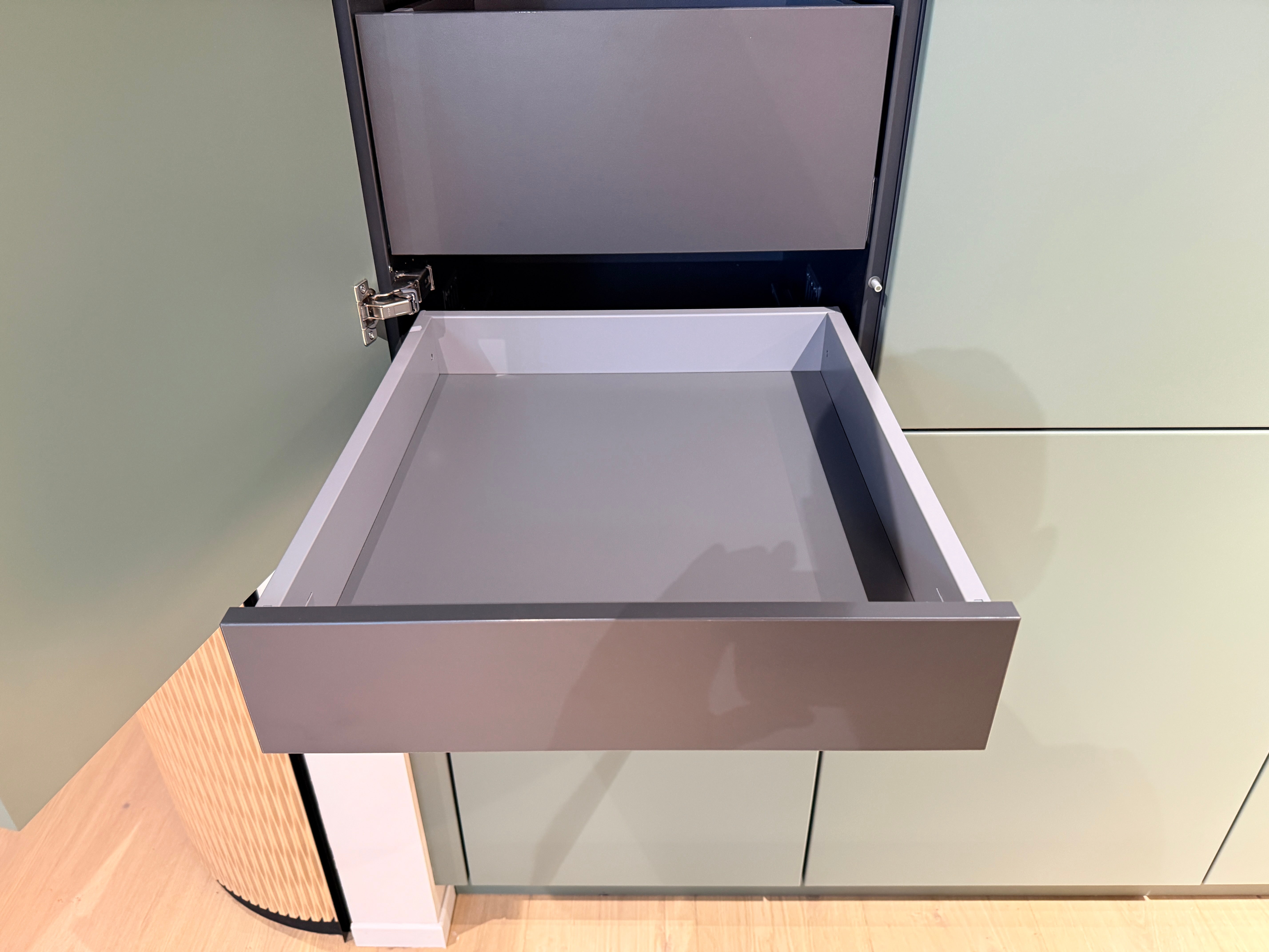 05105 - Schüller eilandkeuken met organische eettafel