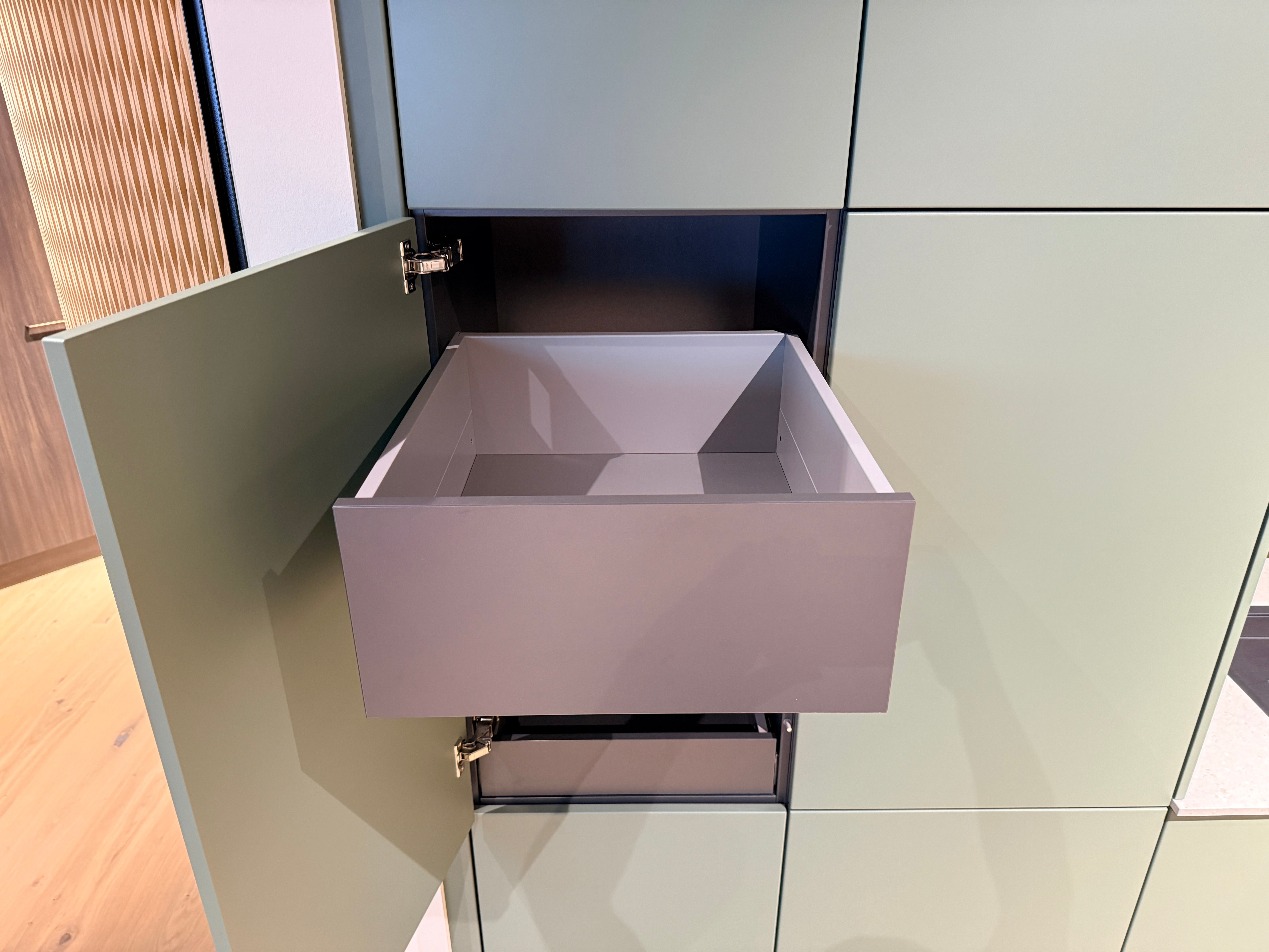 05105 - Schüller eilandkeuken met organische eettafel