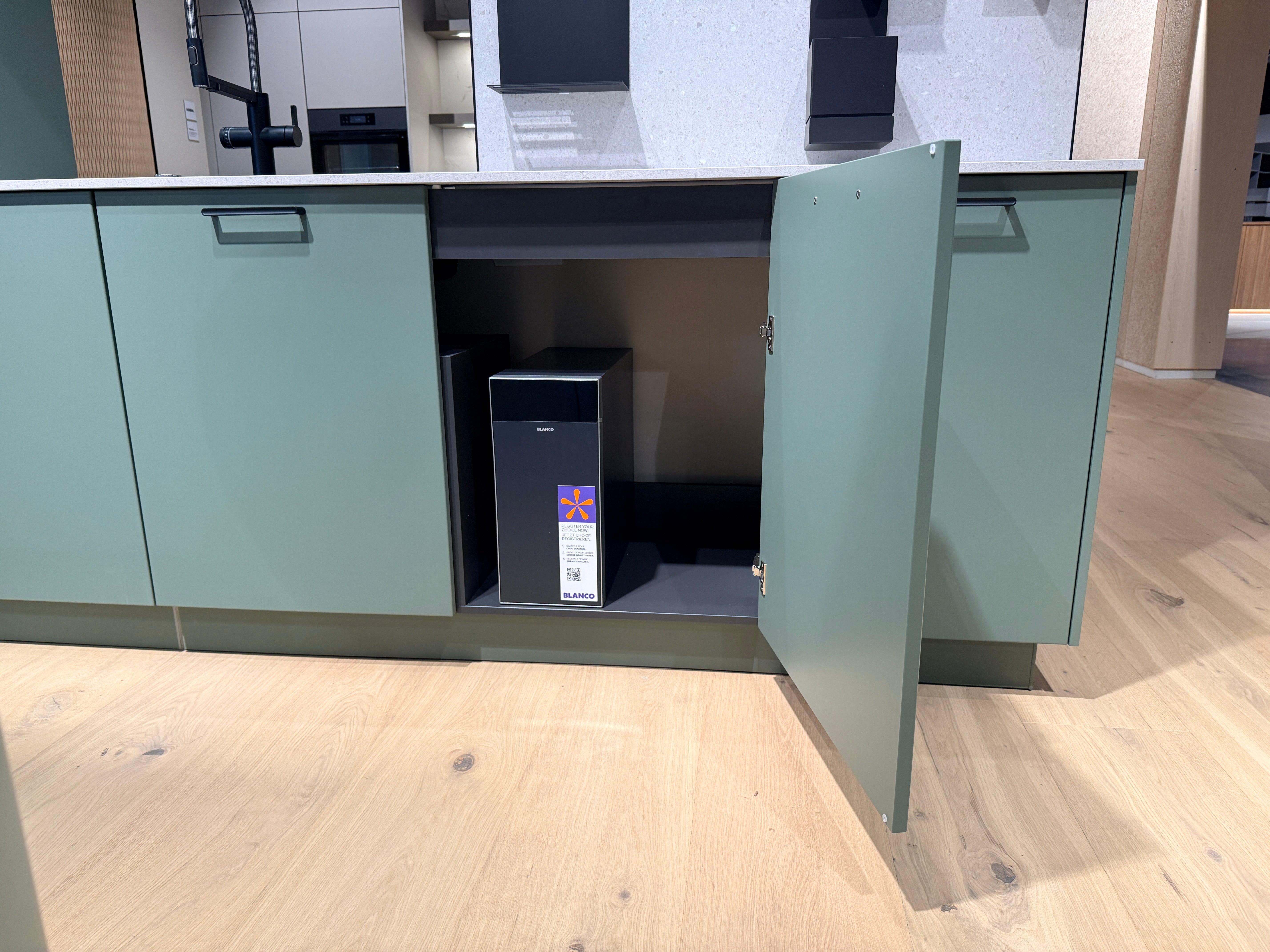 05105 - Schüller eilandkeuken met organische eettafel