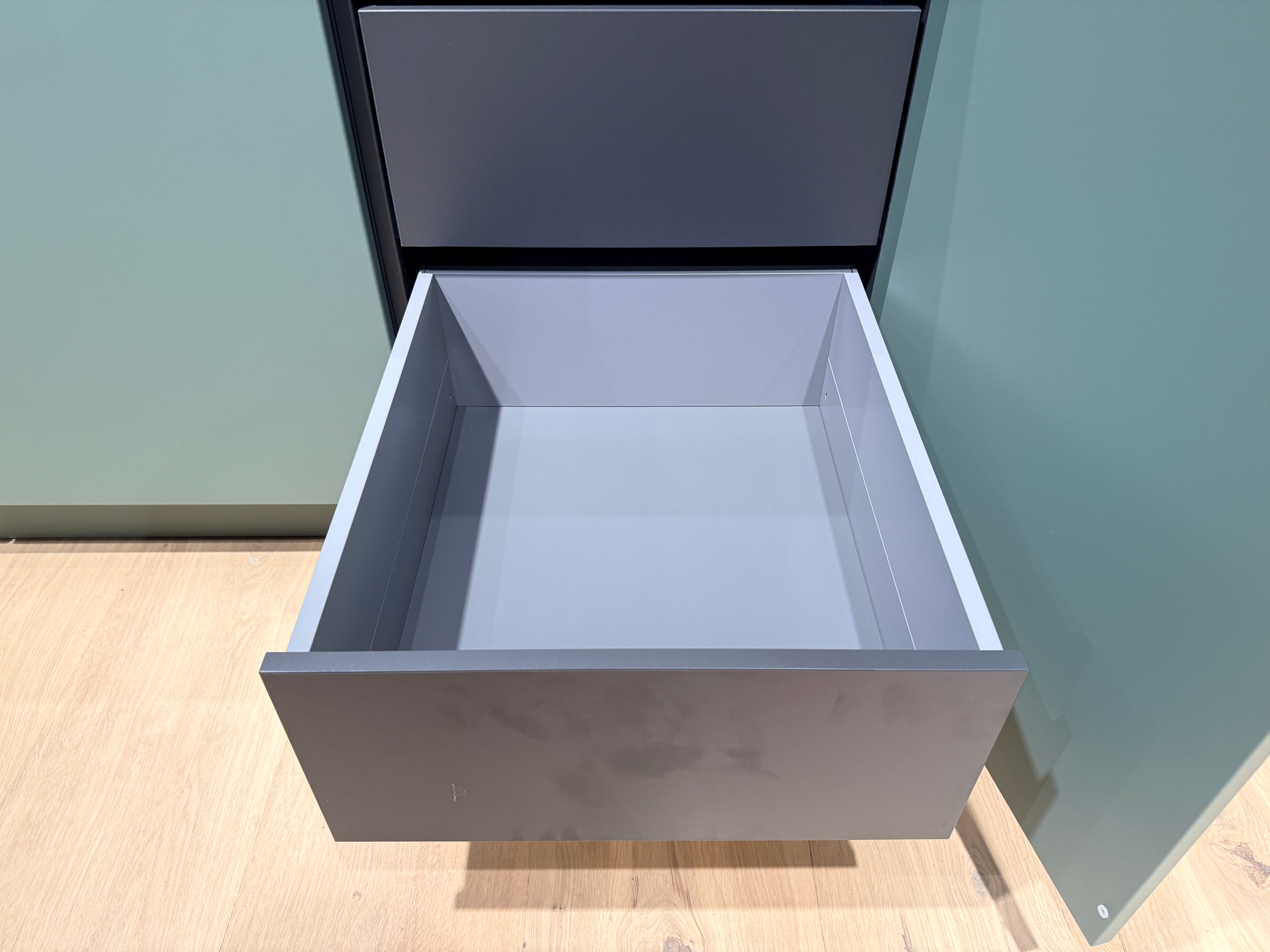 05105 - Schüller eilandkeuken met organische eettafel