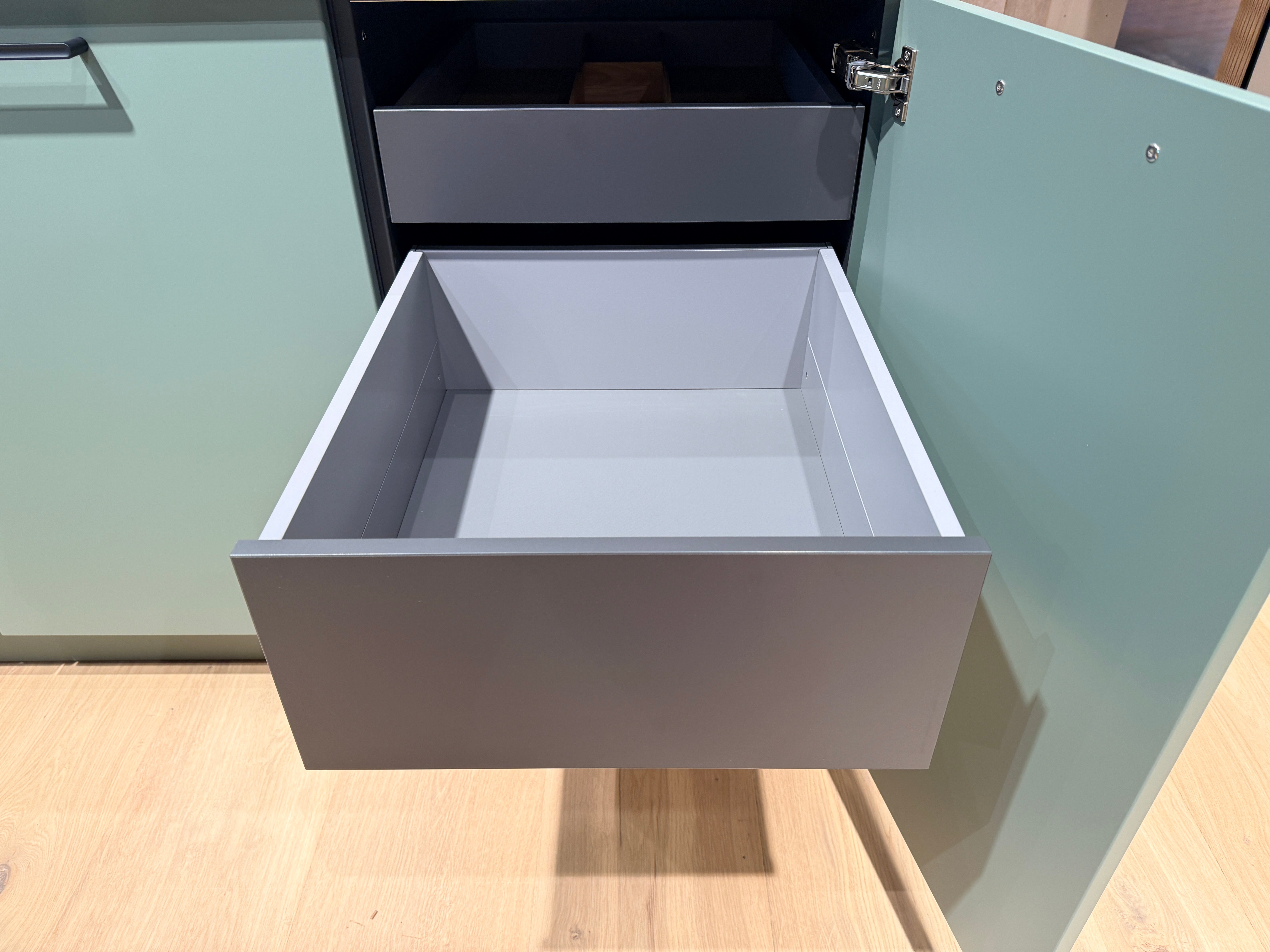 05105 - Schüller eilandkeuken met organische eettafel
