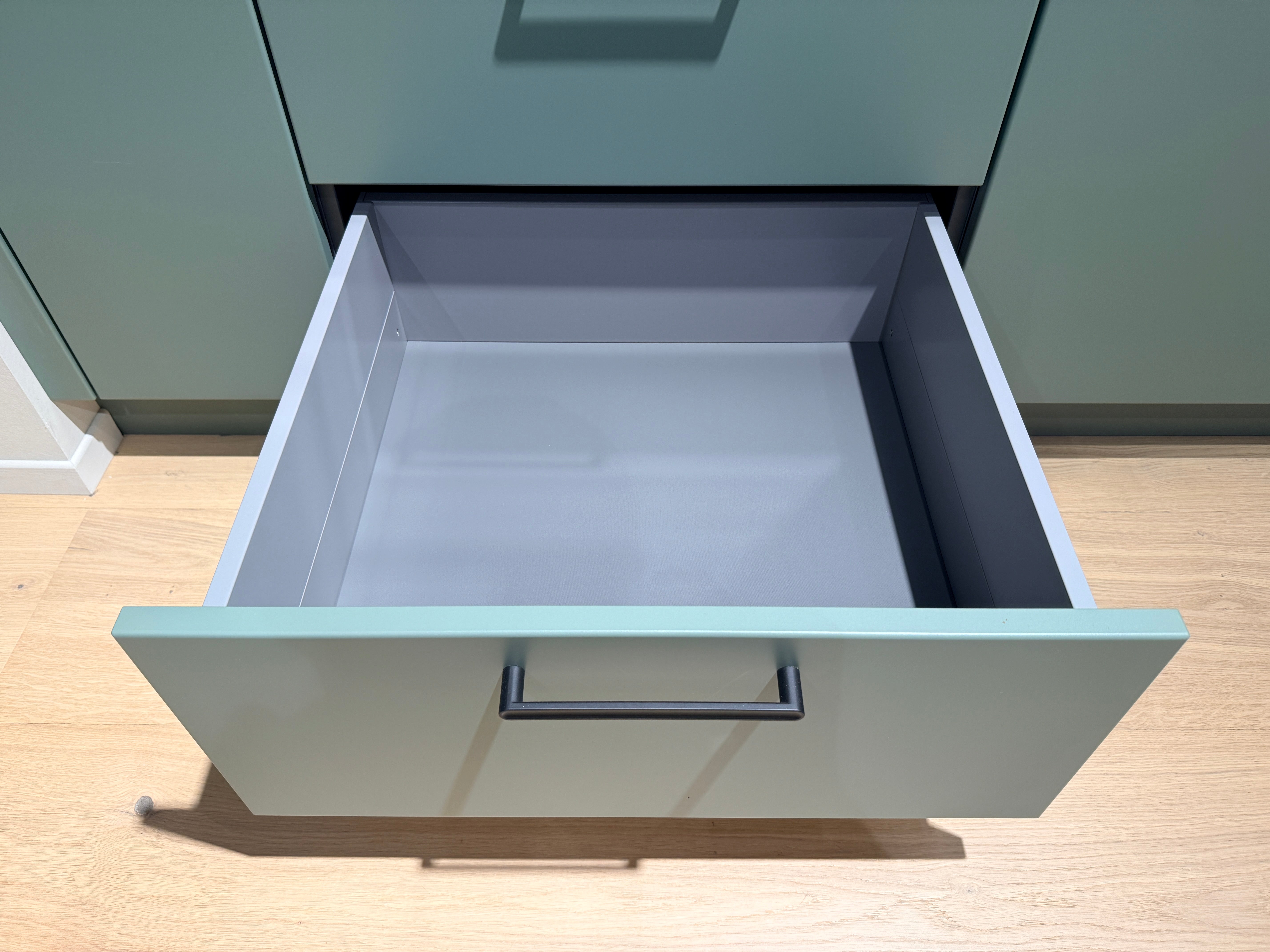 05105 - Schüller eilandkeuken met organische eettafel