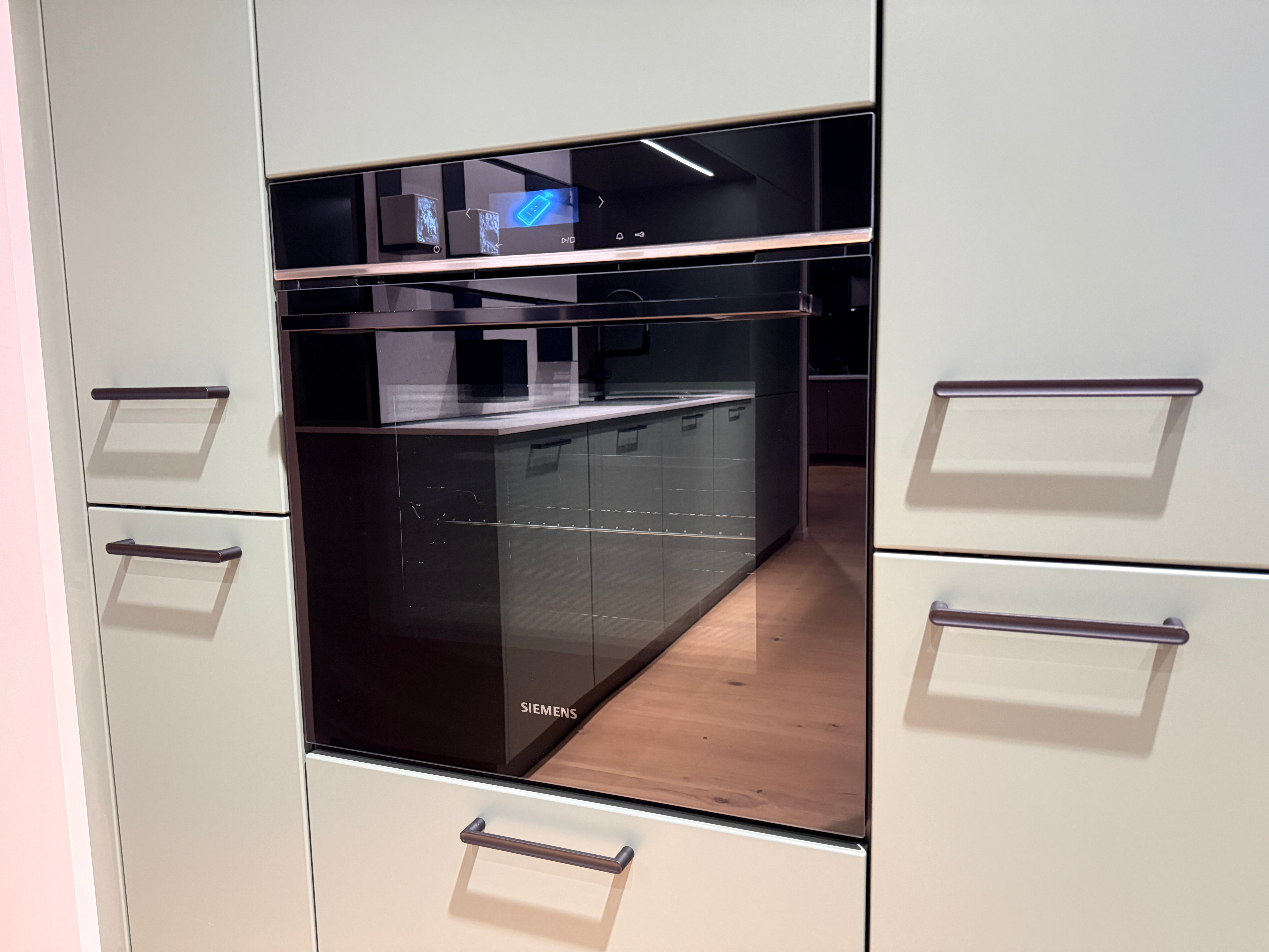 05105 - Schüller eilandkeuken met organische eettafel