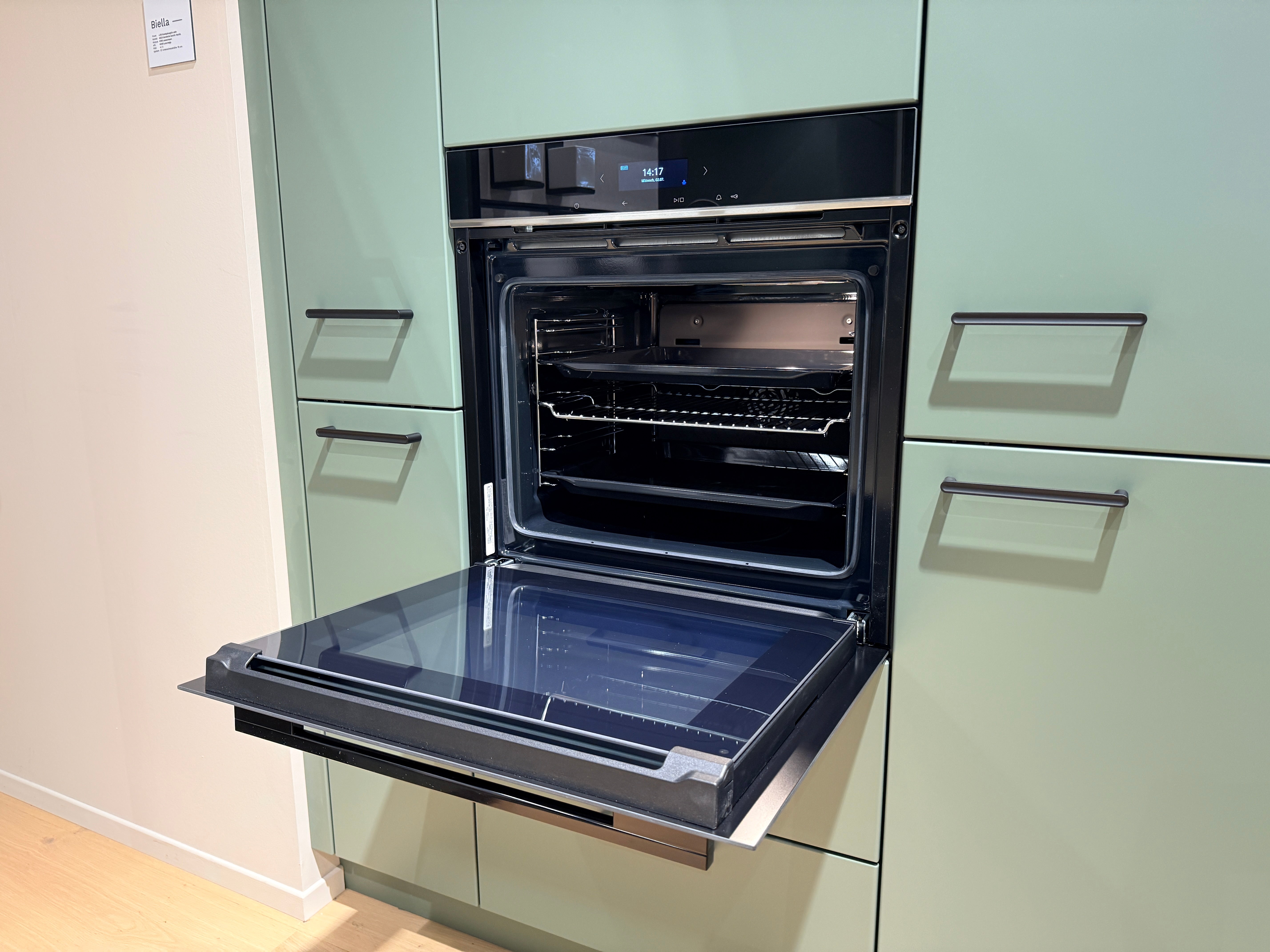 05105 - Schüller eilandkeuken met organische eettafel