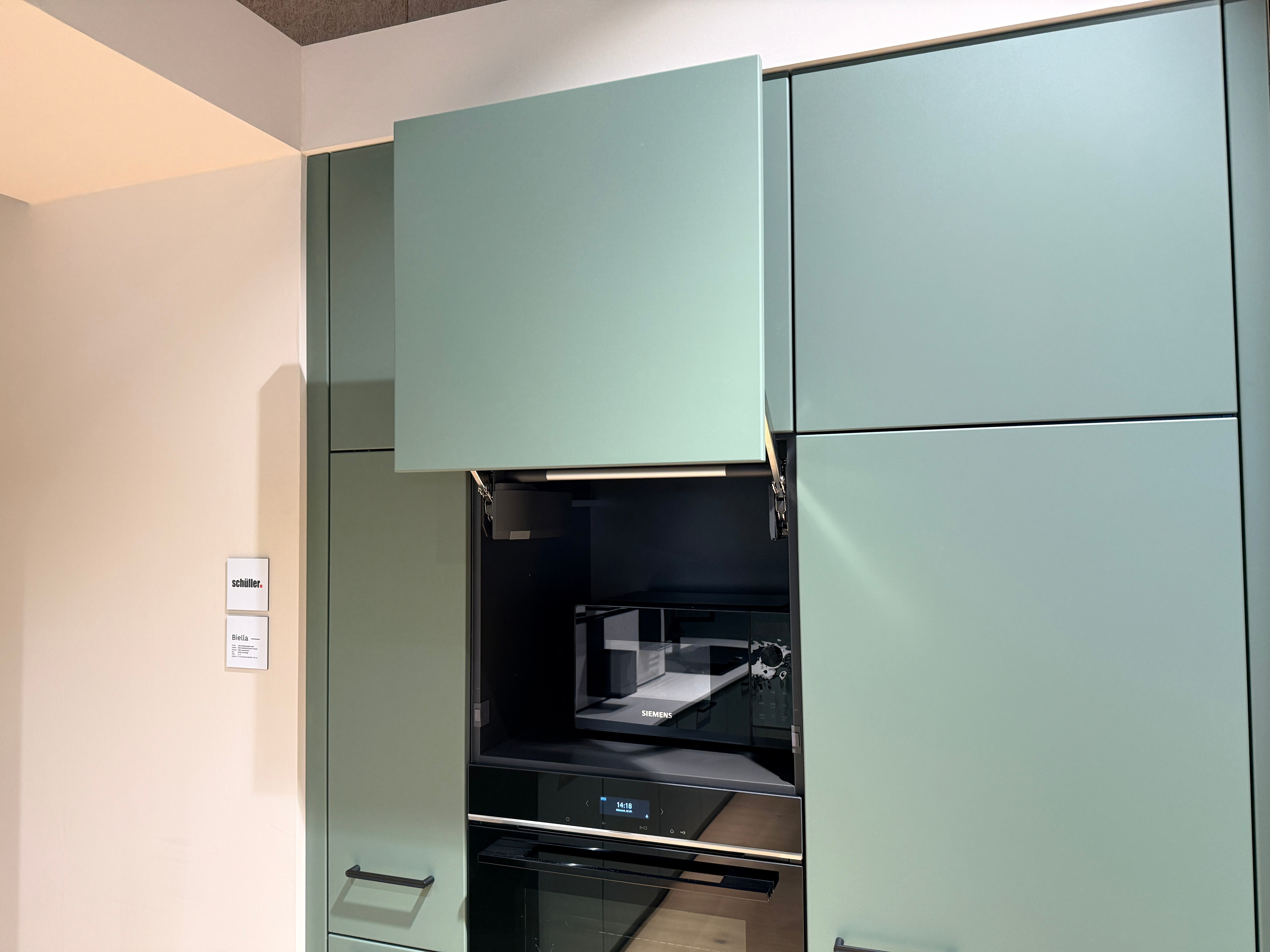 05105 - Schüller eilandkeuken met organische eettafel