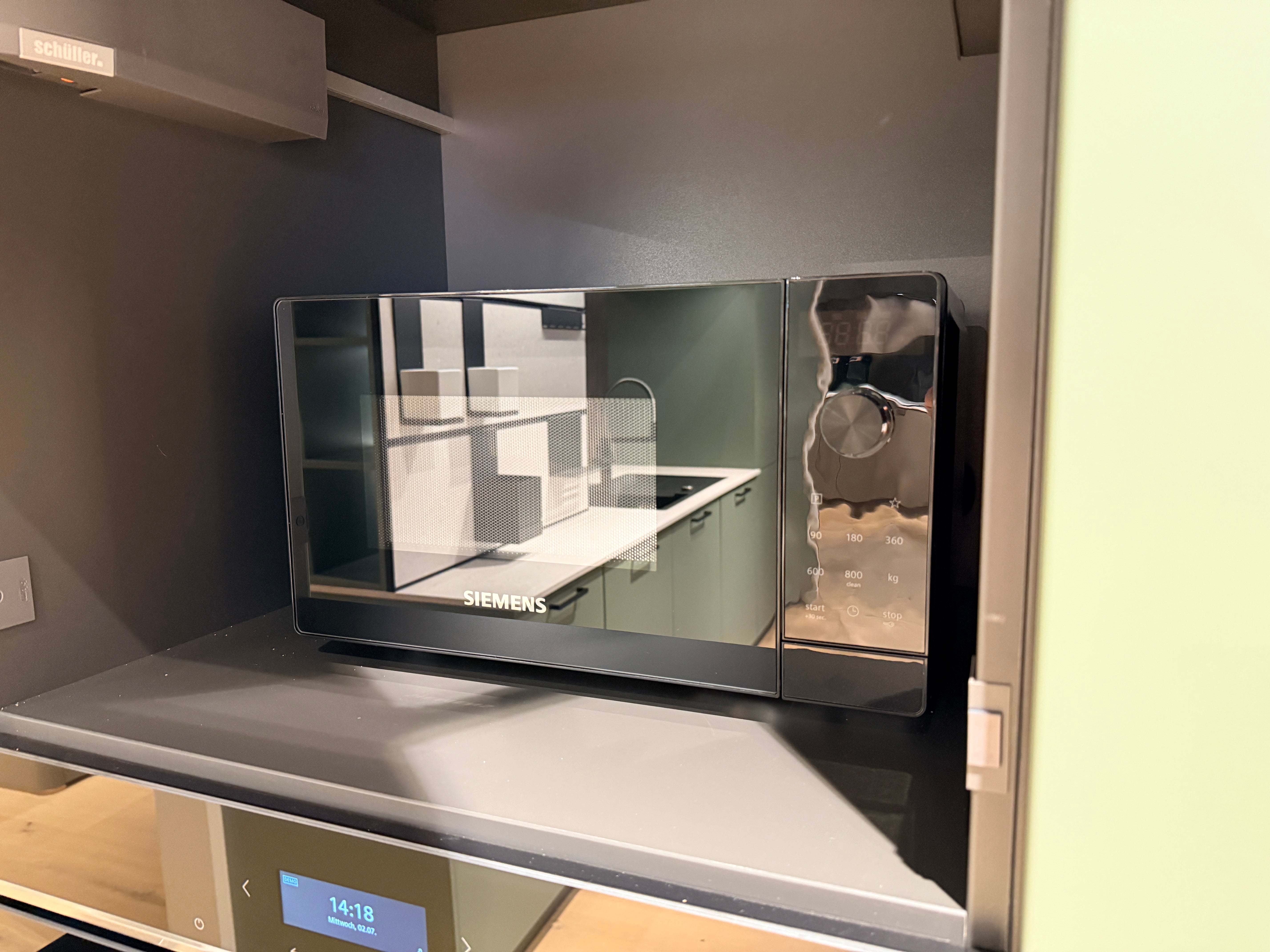 05105 - Schüller eilandkeuken met organische eettafel