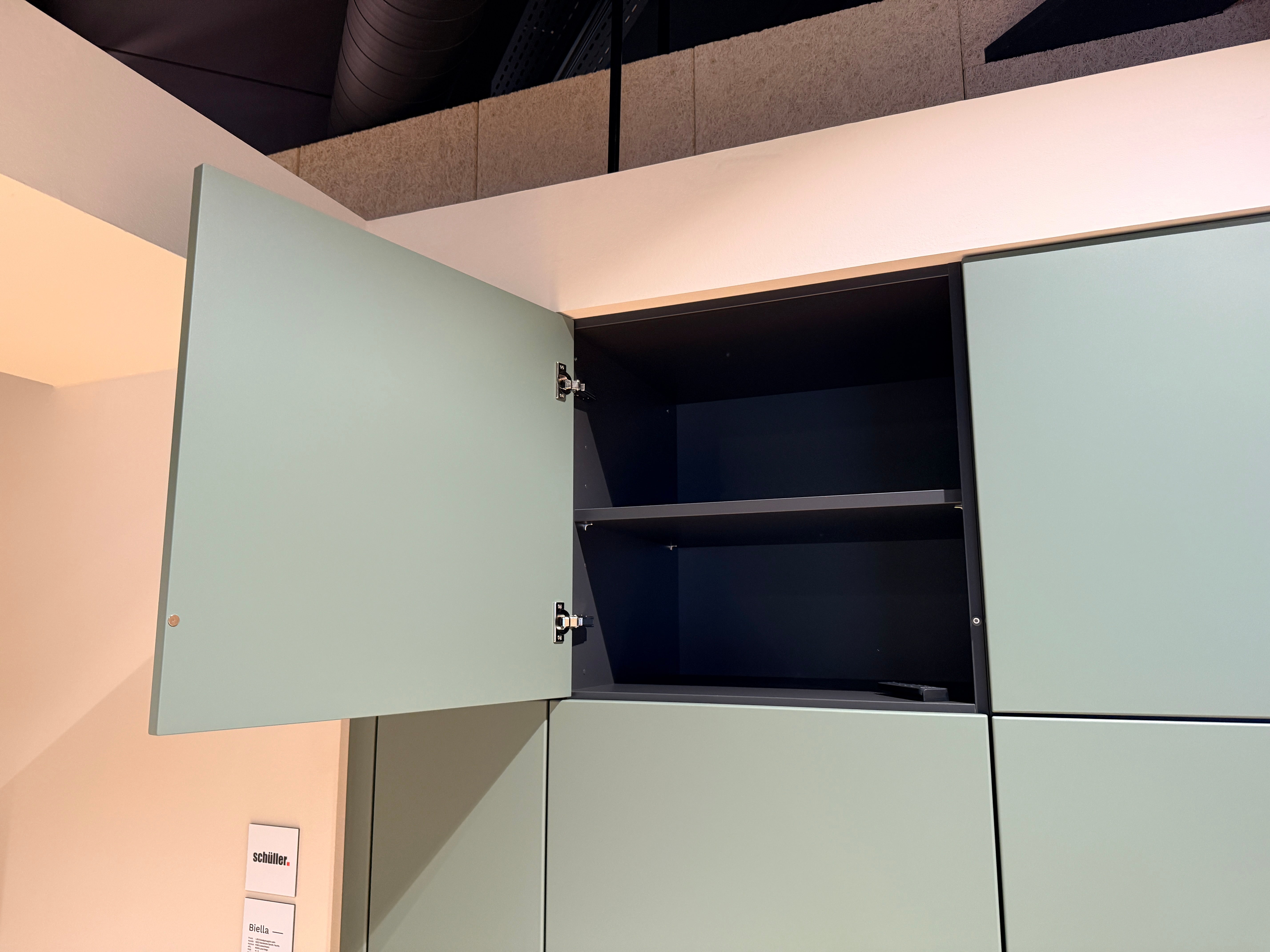 05105 - Schüller eilandkeuken met organische eettafel