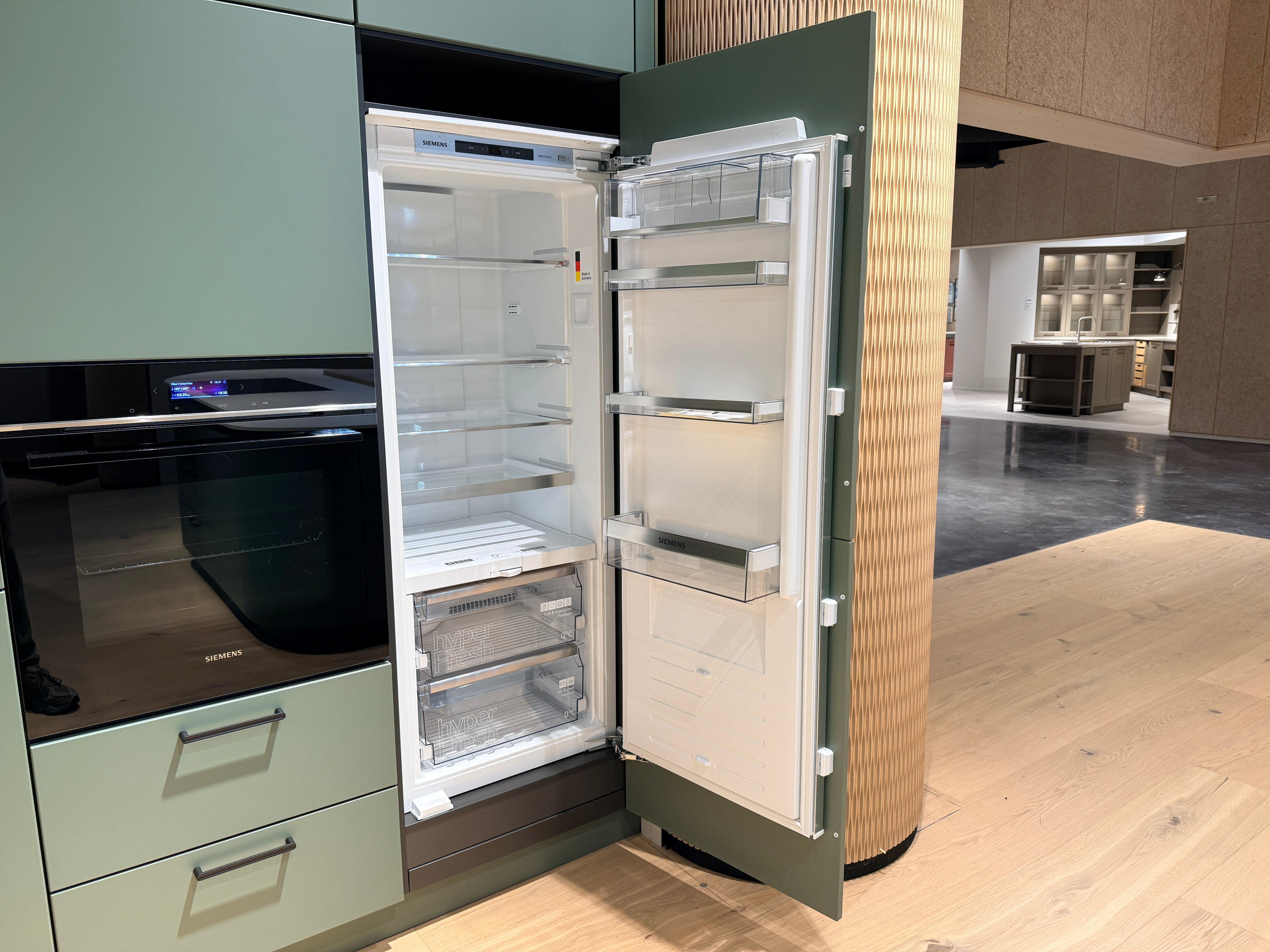 05105 - Schüller eilandkeuken met organische eettafel