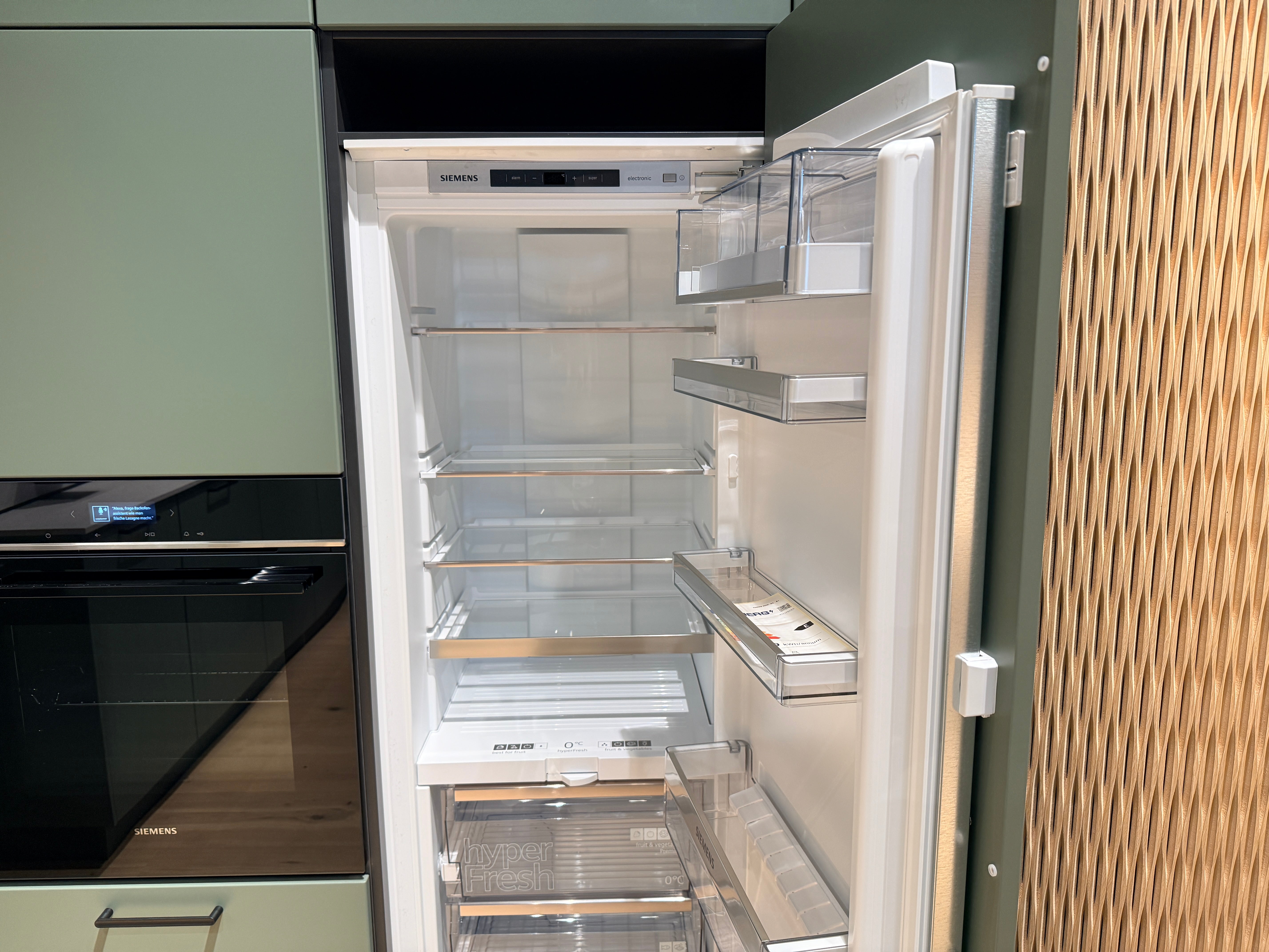 05105 - Schüller eilandkeuken met organische eettafel
