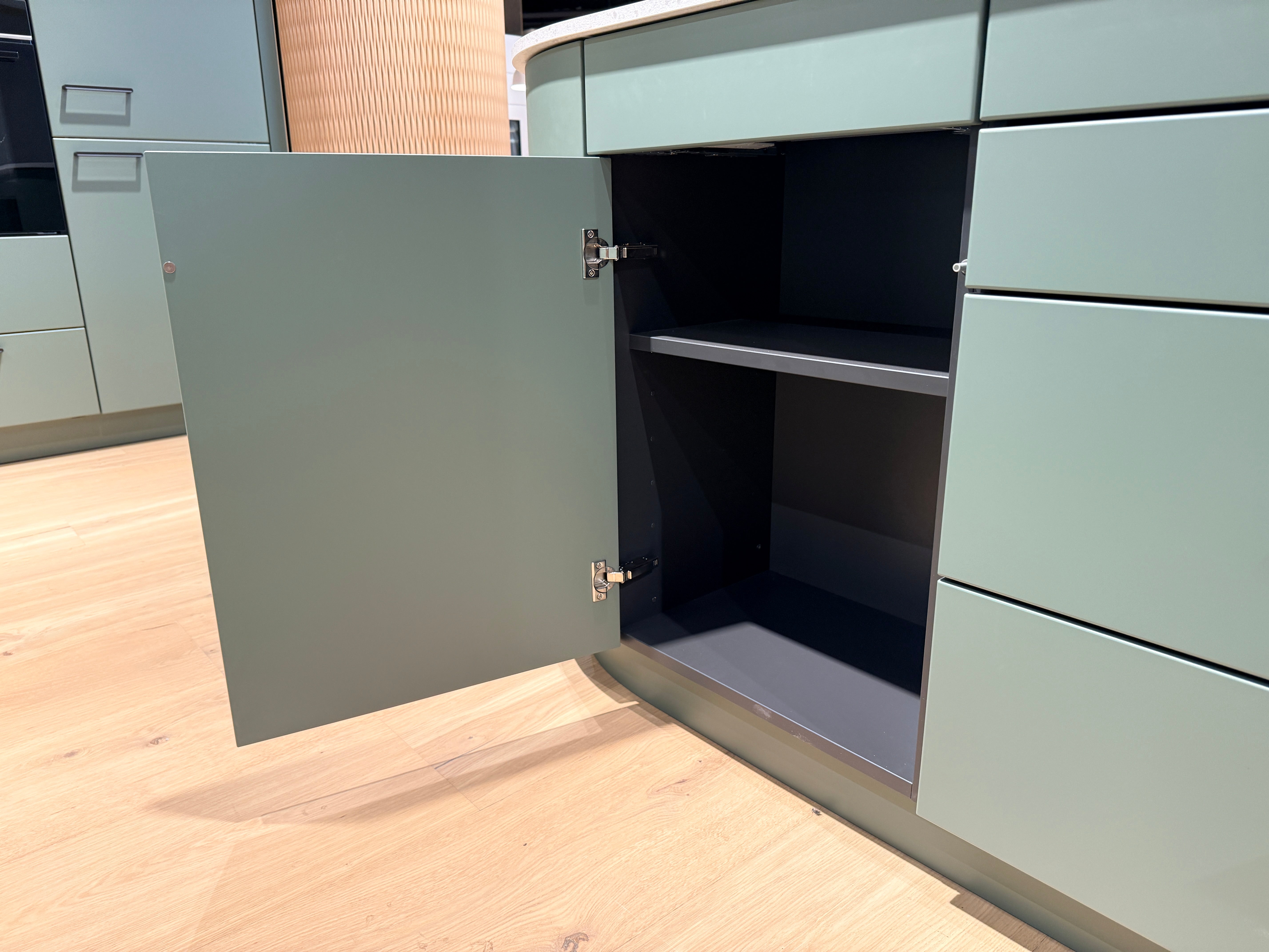 05105 - Schüller eilandkeuken met organische eettafel