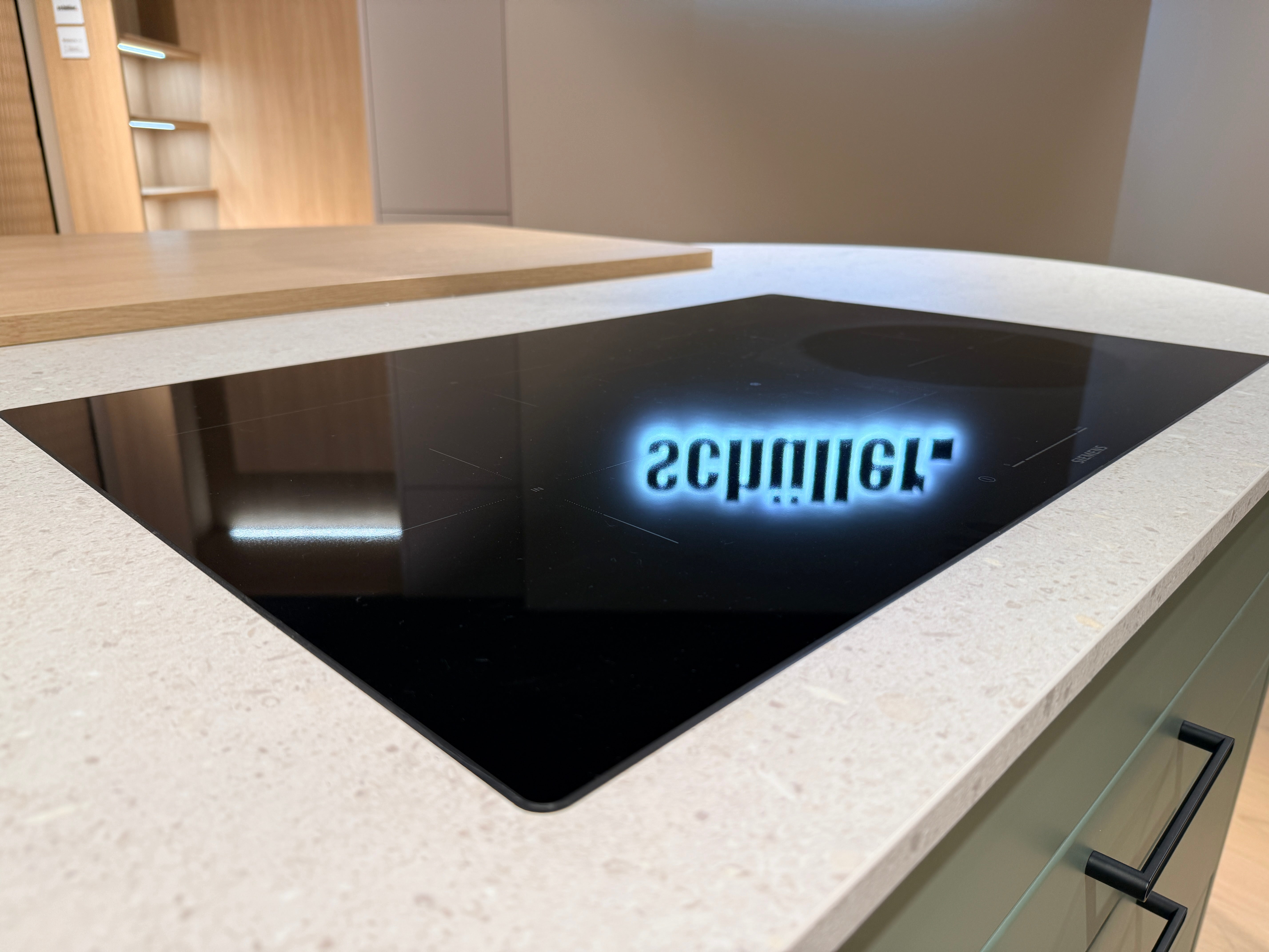 05105 - Schüller eilandkeuken met organische eettafel