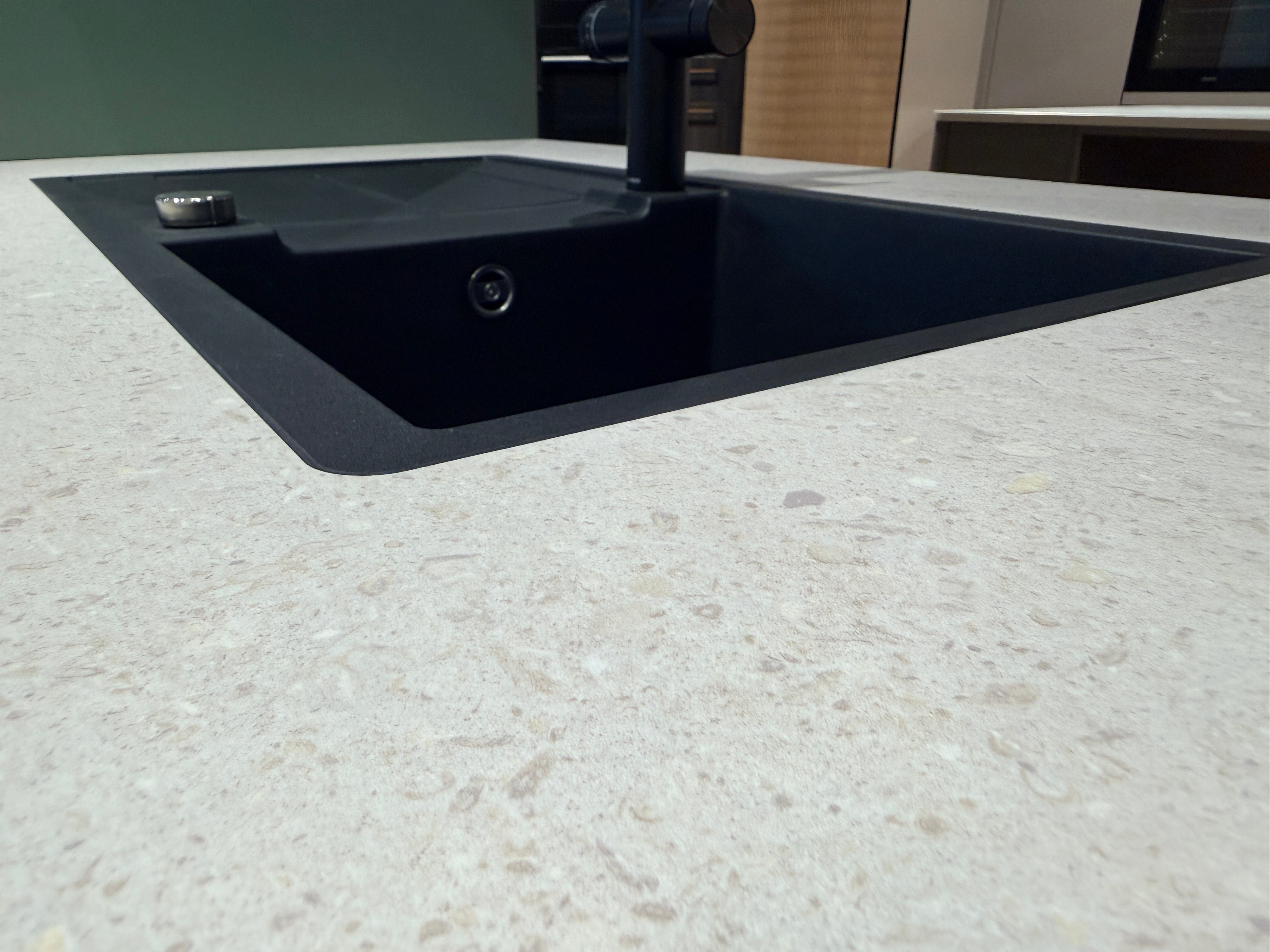 05105 - Schüller eilandkeuken met organische eettafel