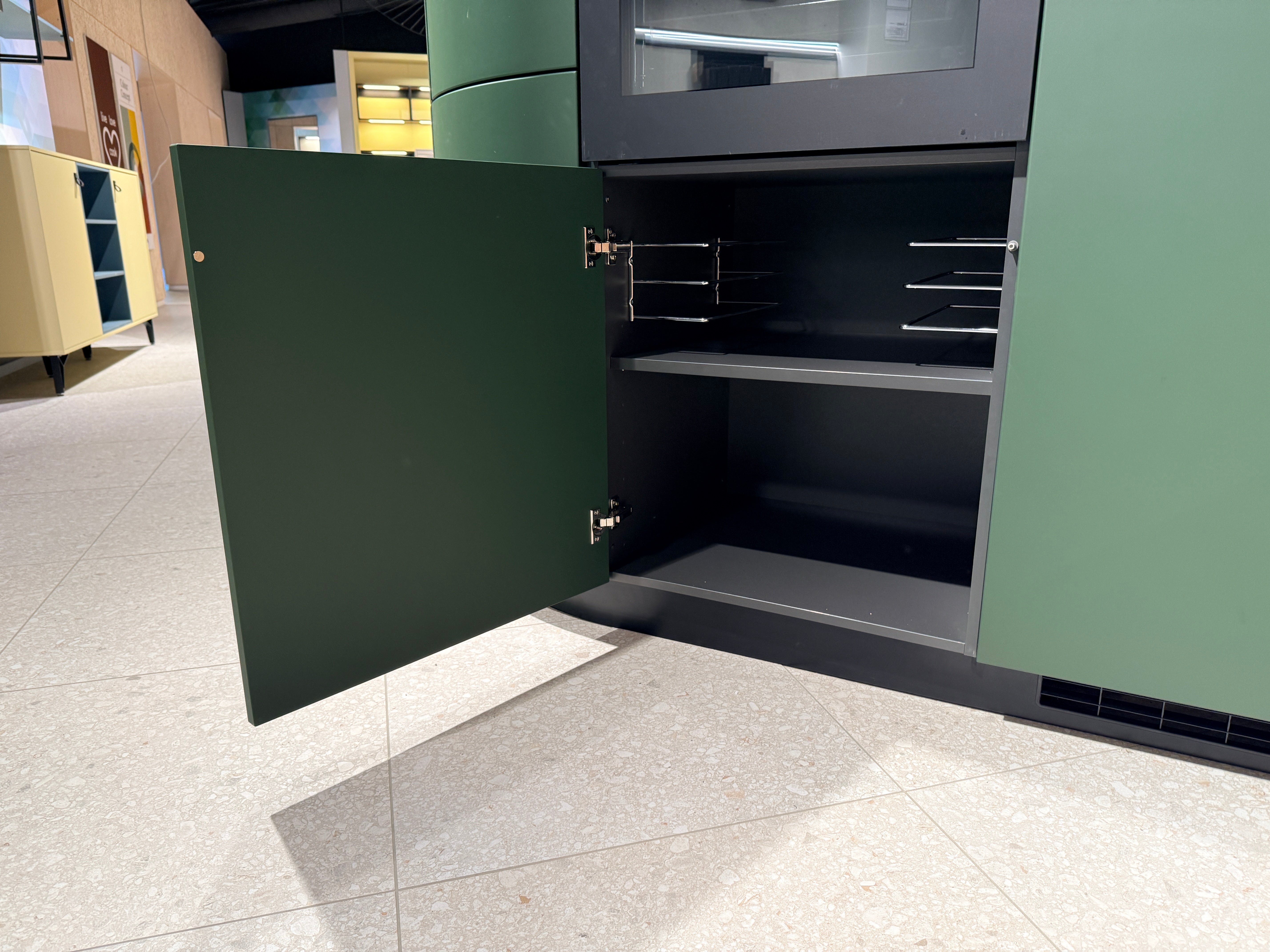 05109 - Schüller keuken met organische kastenwand