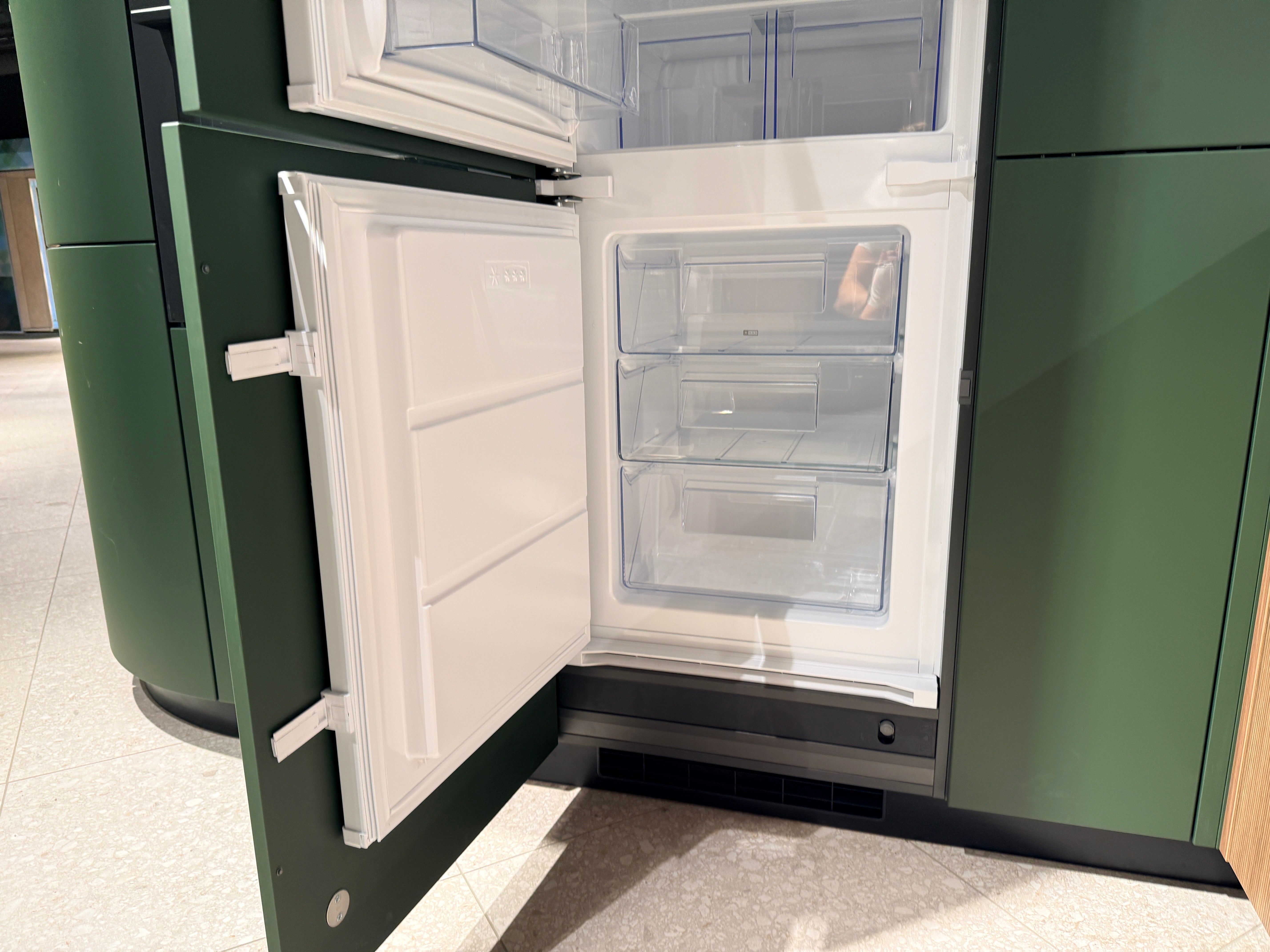 05109 - Schüller keuken met organische kastenwand