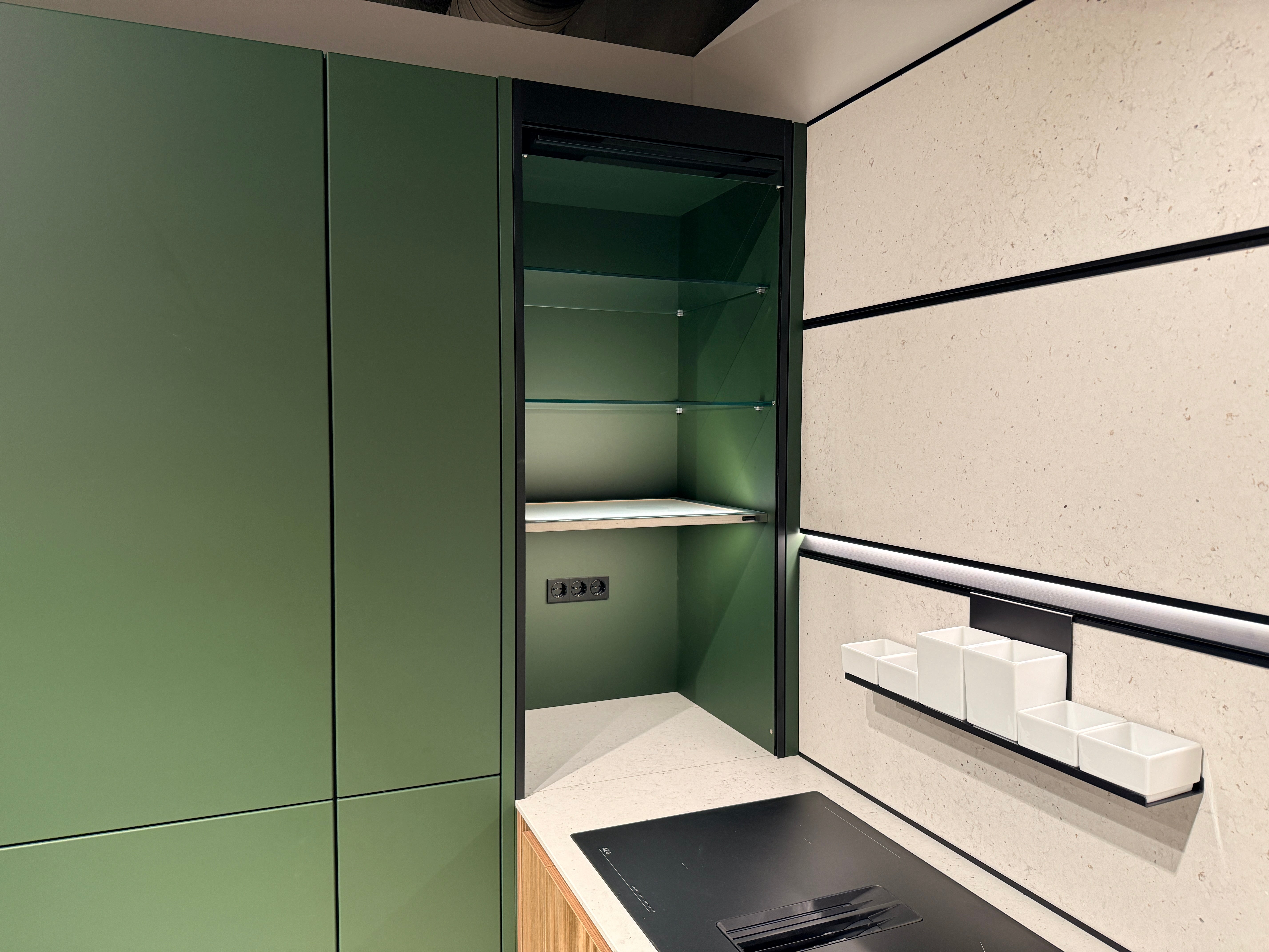05109 - Schüller keuken met organische kastenwand