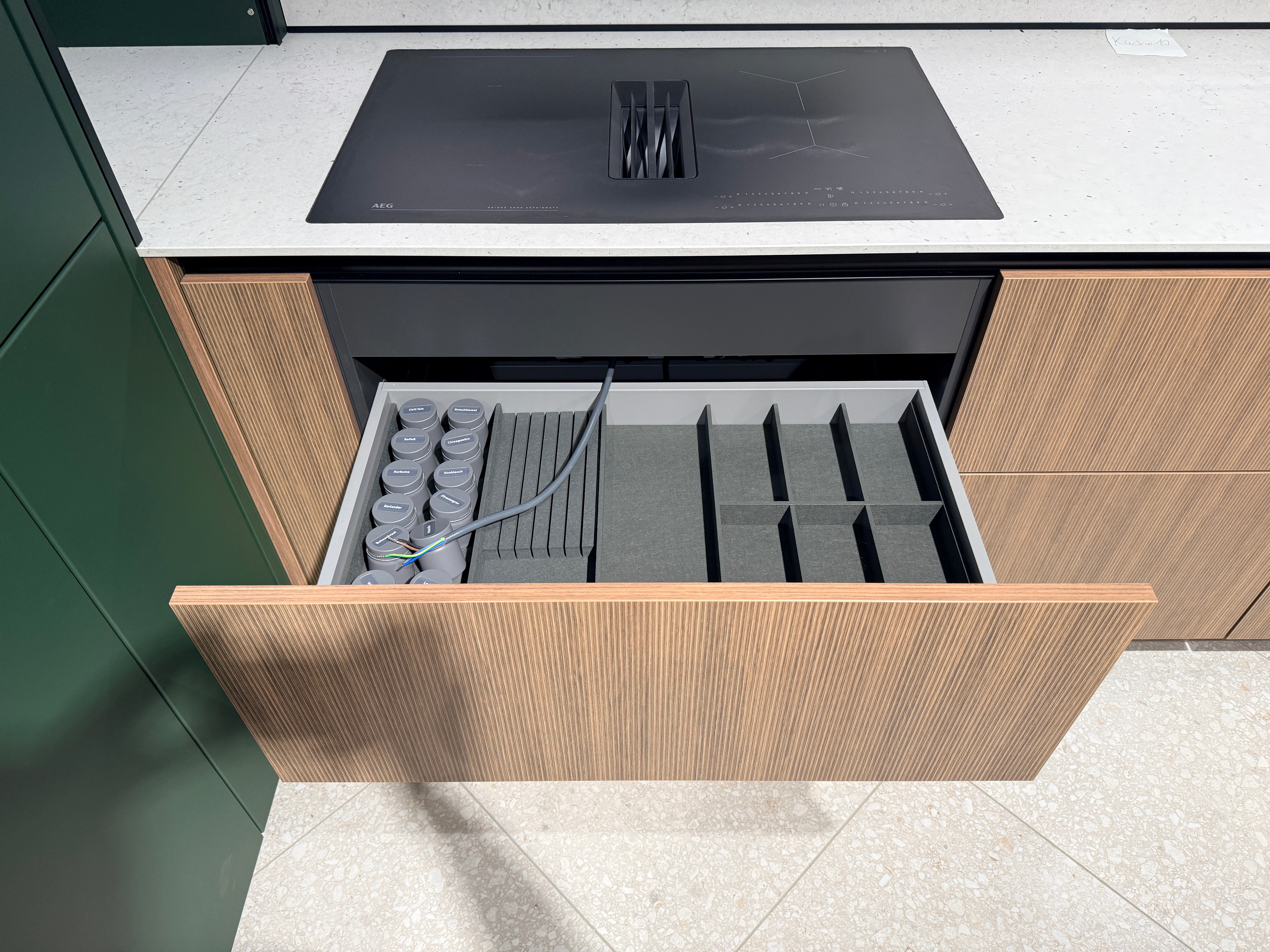 05109 - Schüller keuken met organische kastenwand