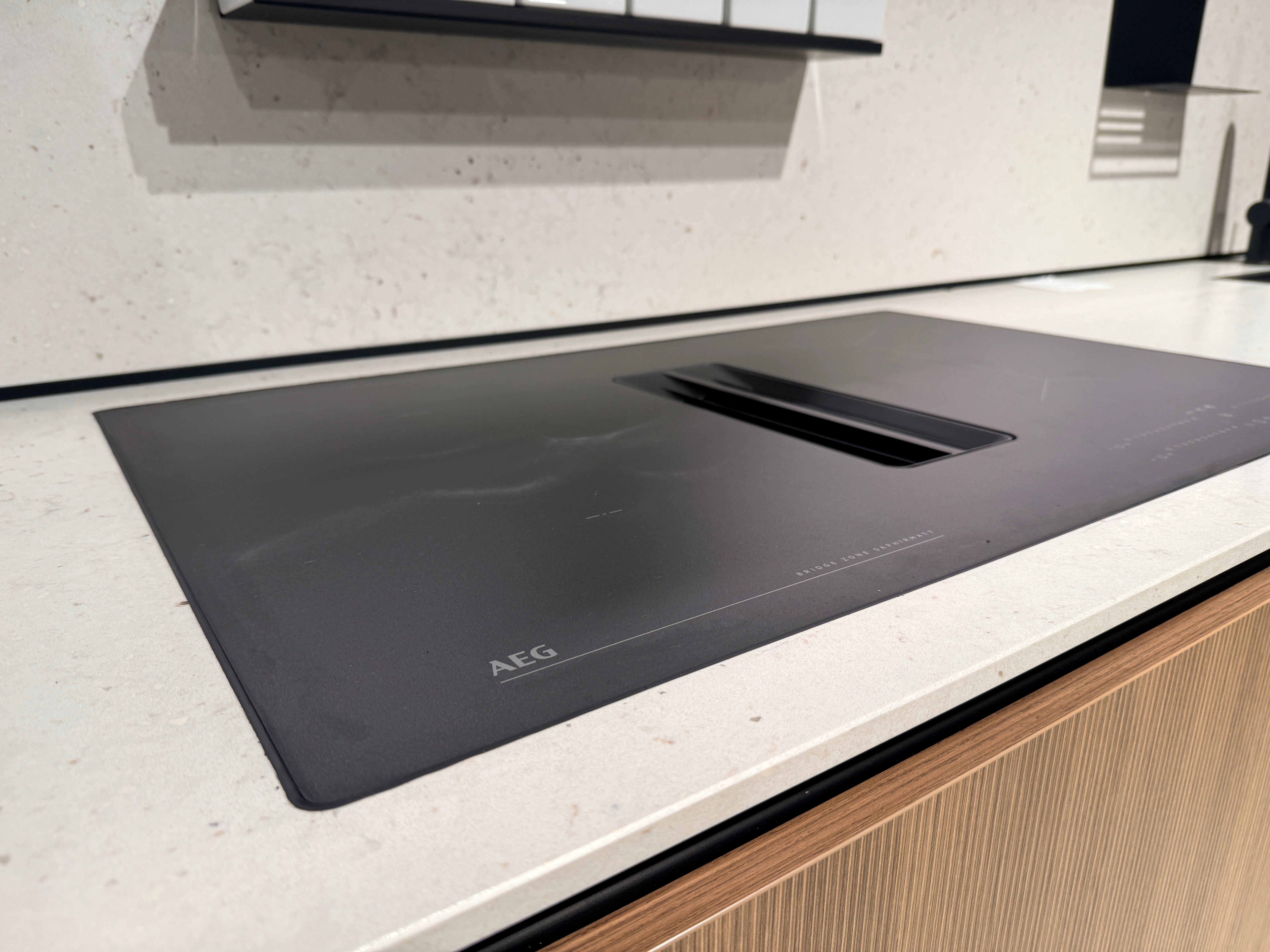 05109 - Schüller keuken met organische kastenwand