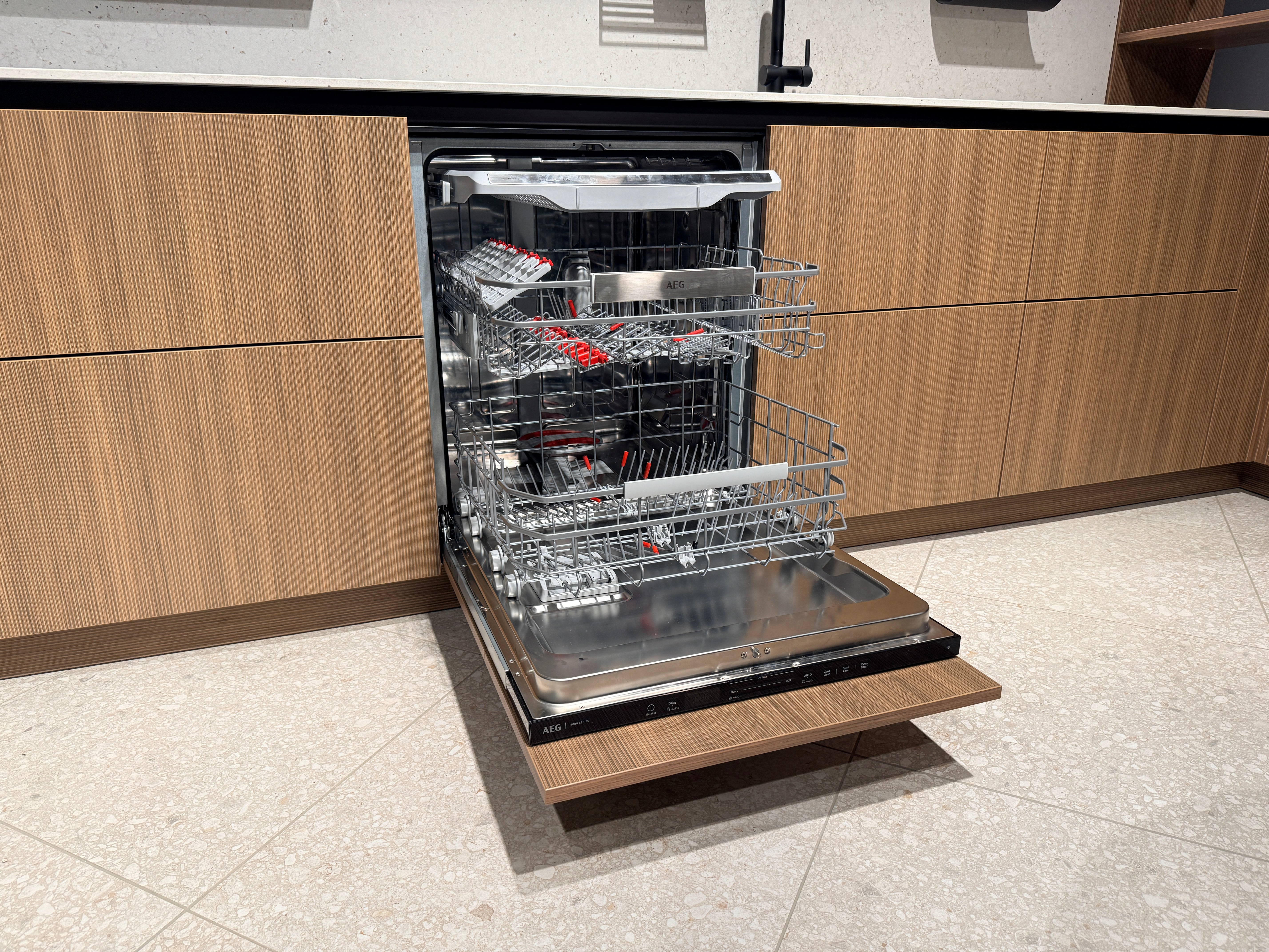 05109 - Schüller keuken met organische kastenwand