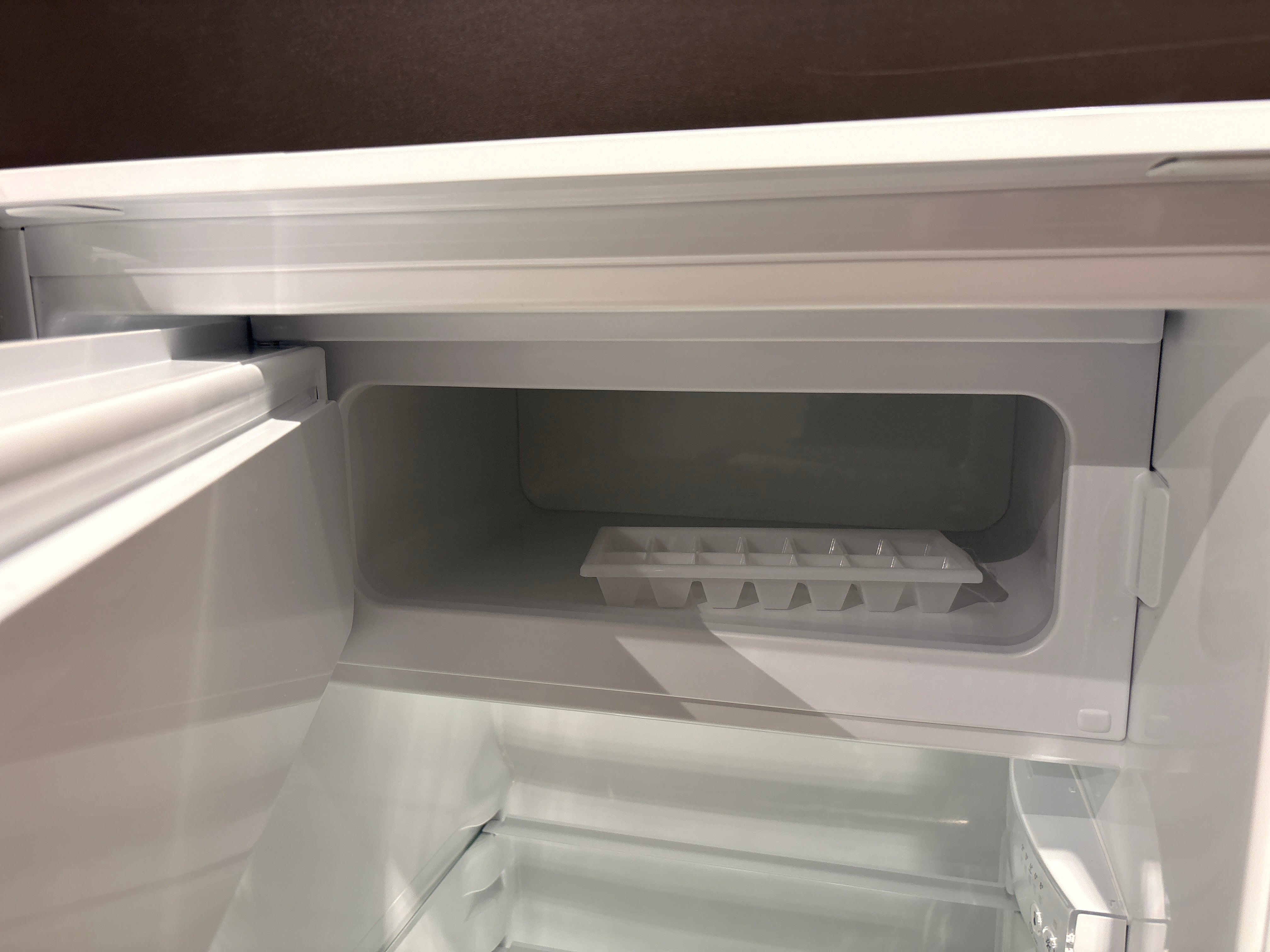 05091 - Schüller landelijke eilandkeuken met kastenwand