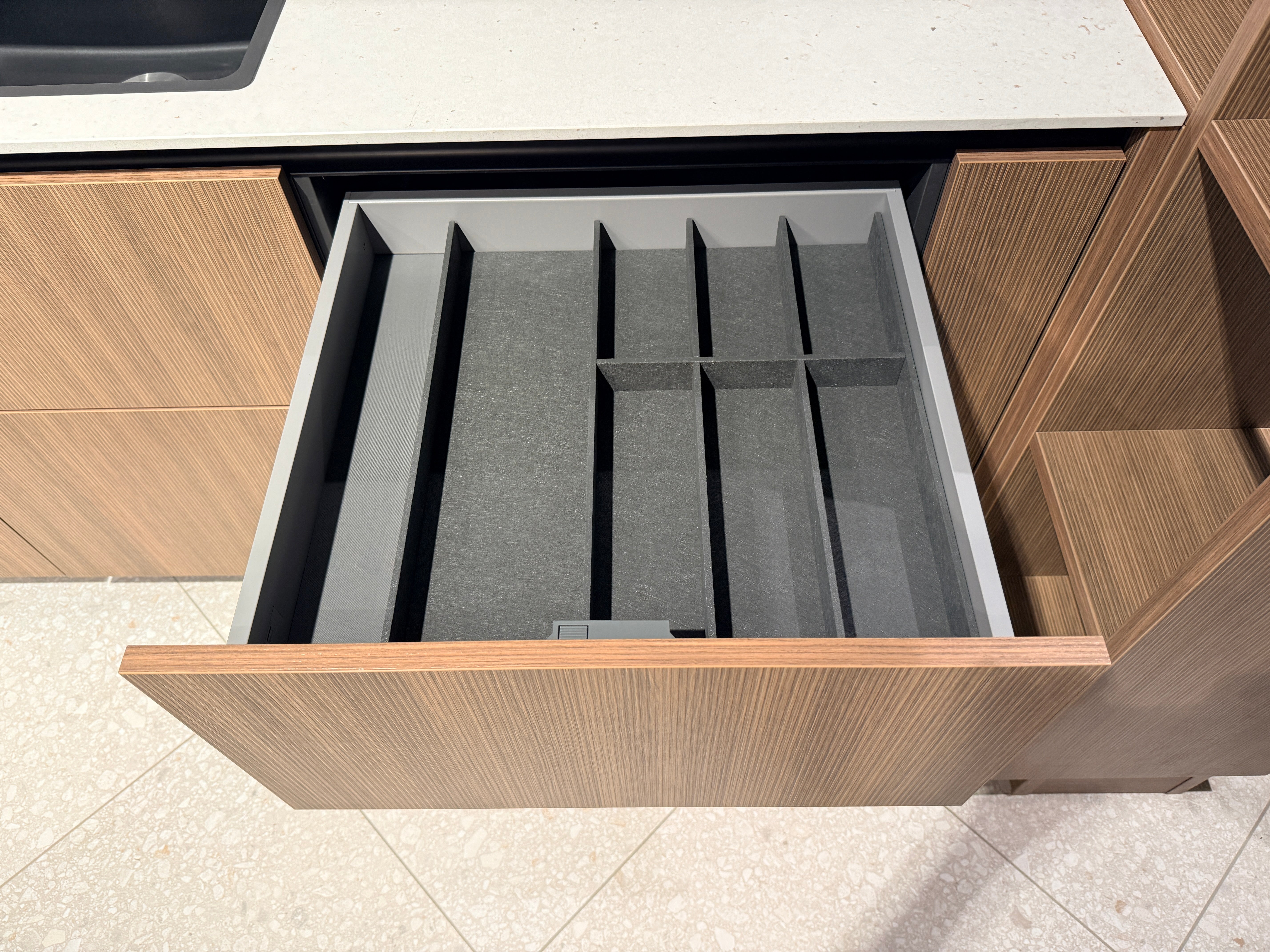 05109 - Schüller keuken met organische kastenwand