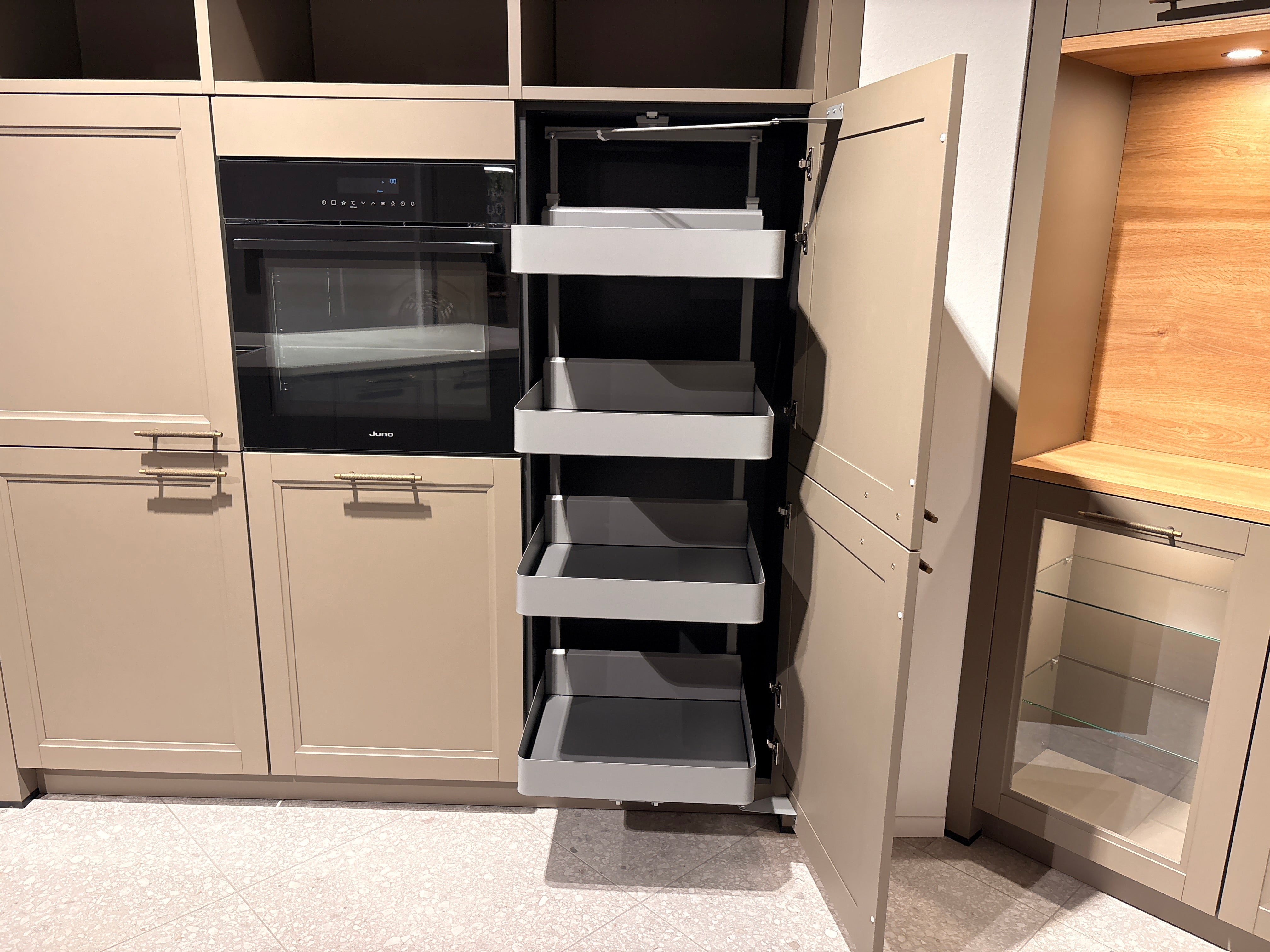05091 - Schüller landelijke eilandkeuken met kastenwand