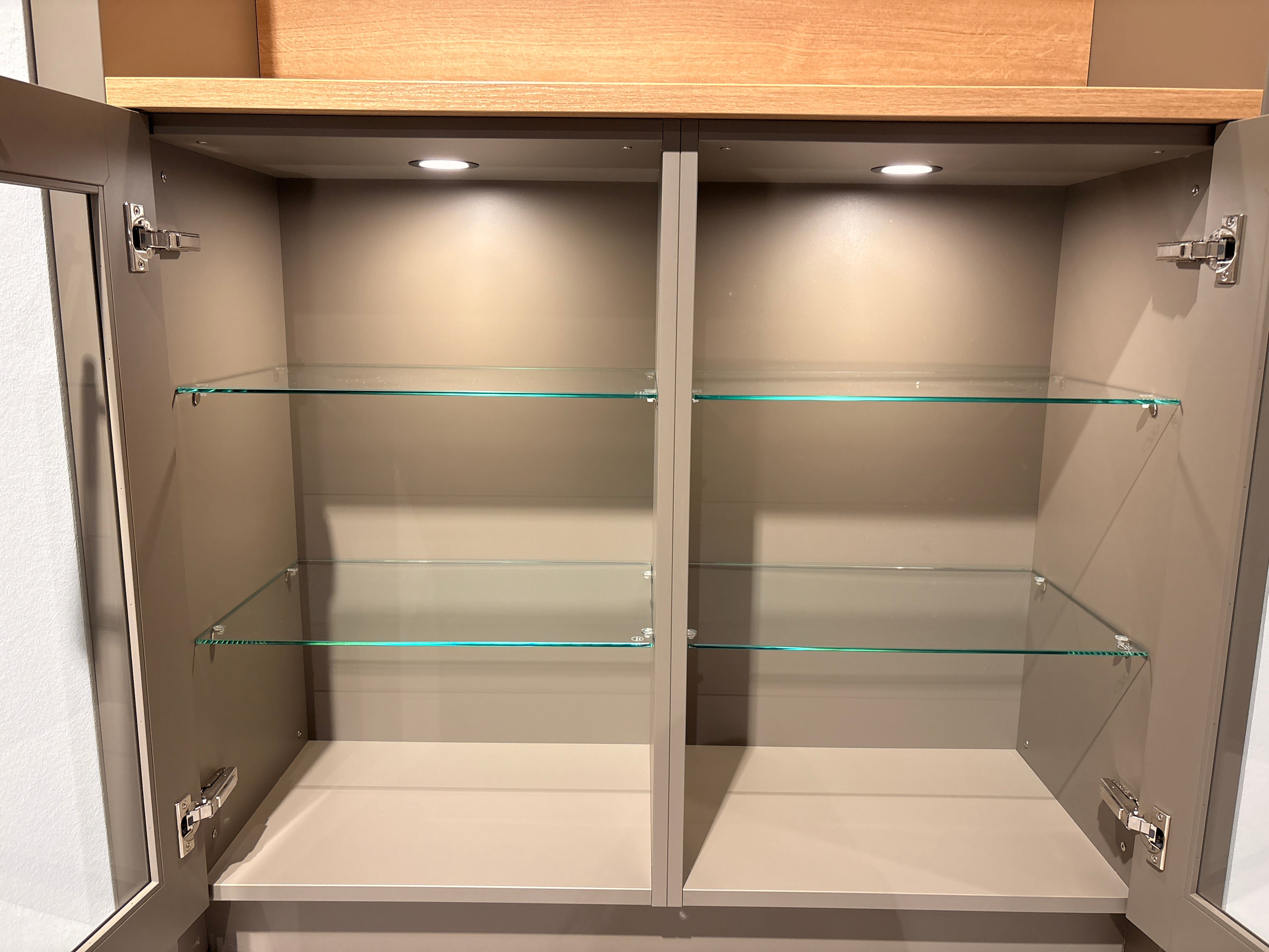 05091 - Schüller landelijke eilandkeuken met kastenwand