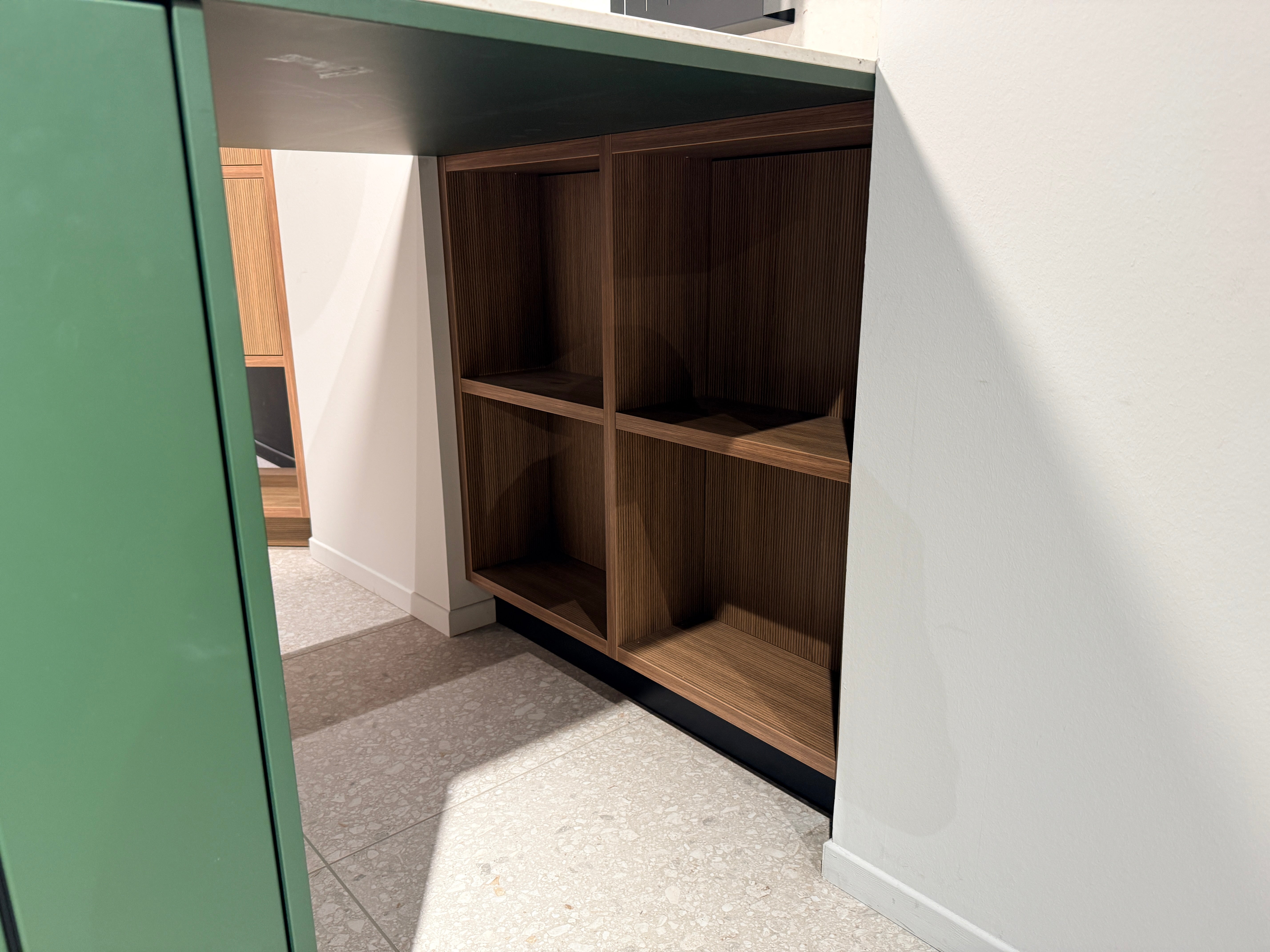05109 - Schüller keuken met organische kastenwand