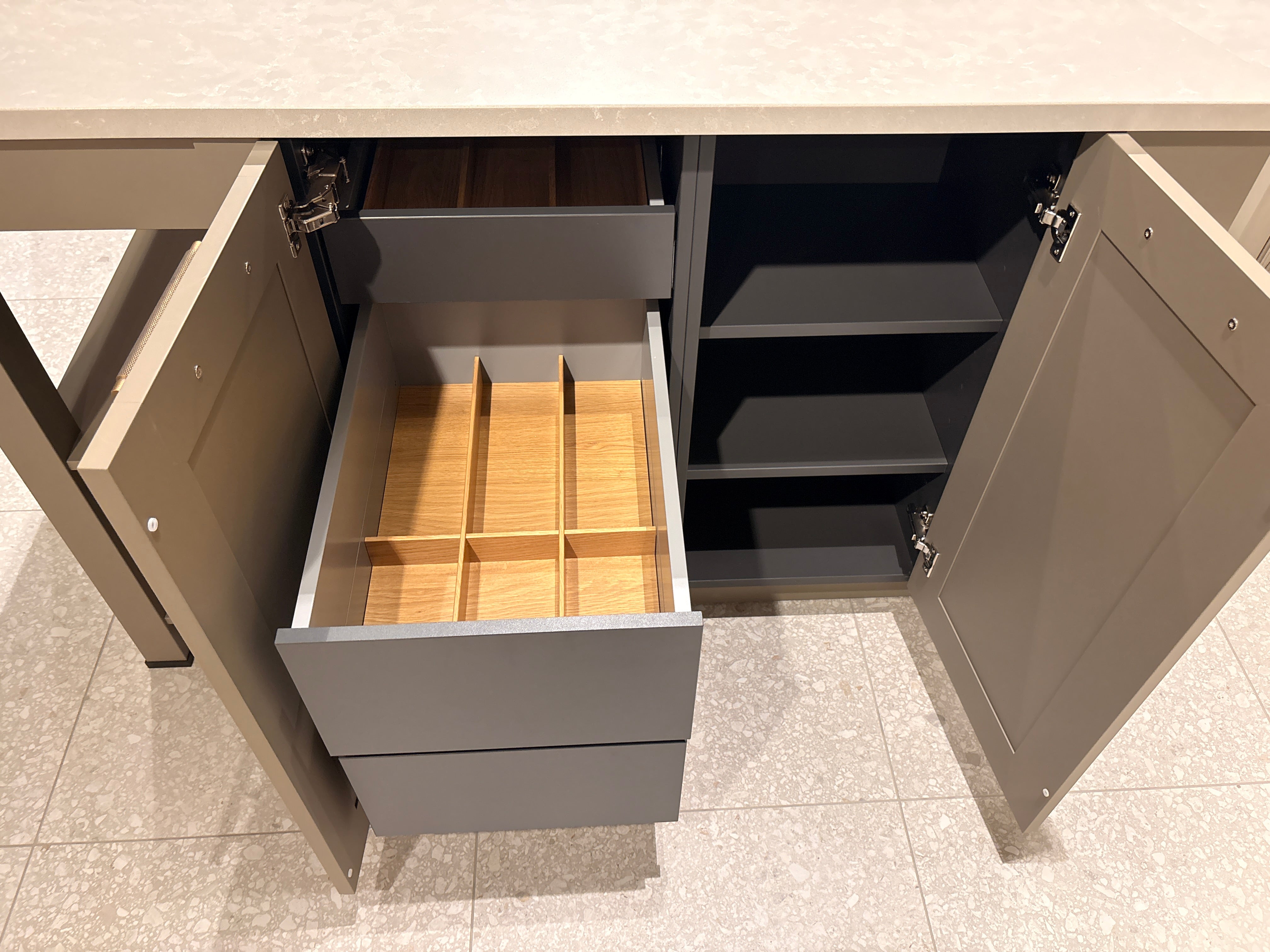 05091 - Schüller landelijke eilandkeuken met kastenwand