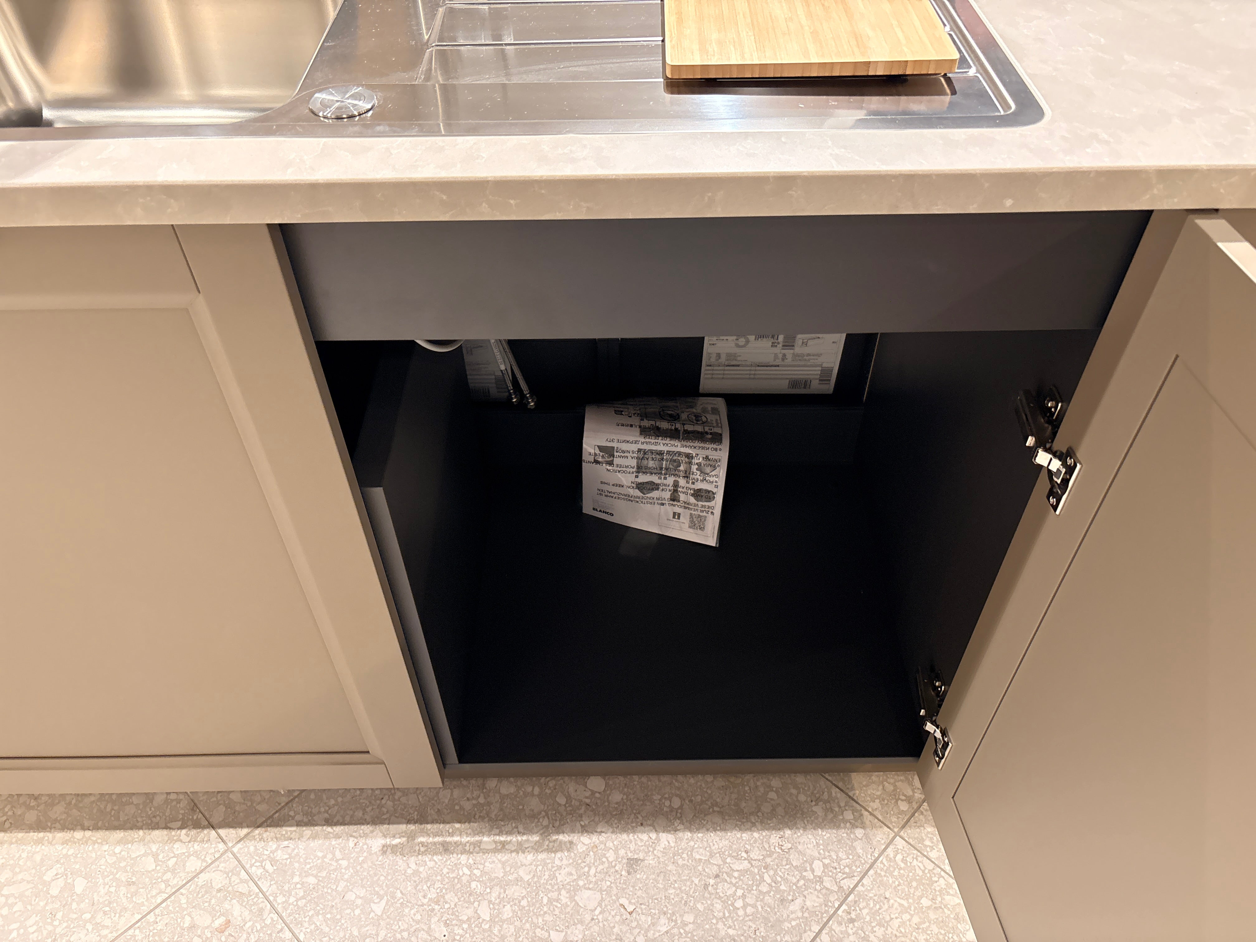 05091 - Schüller landelijke eilandkeuken met kastenwand