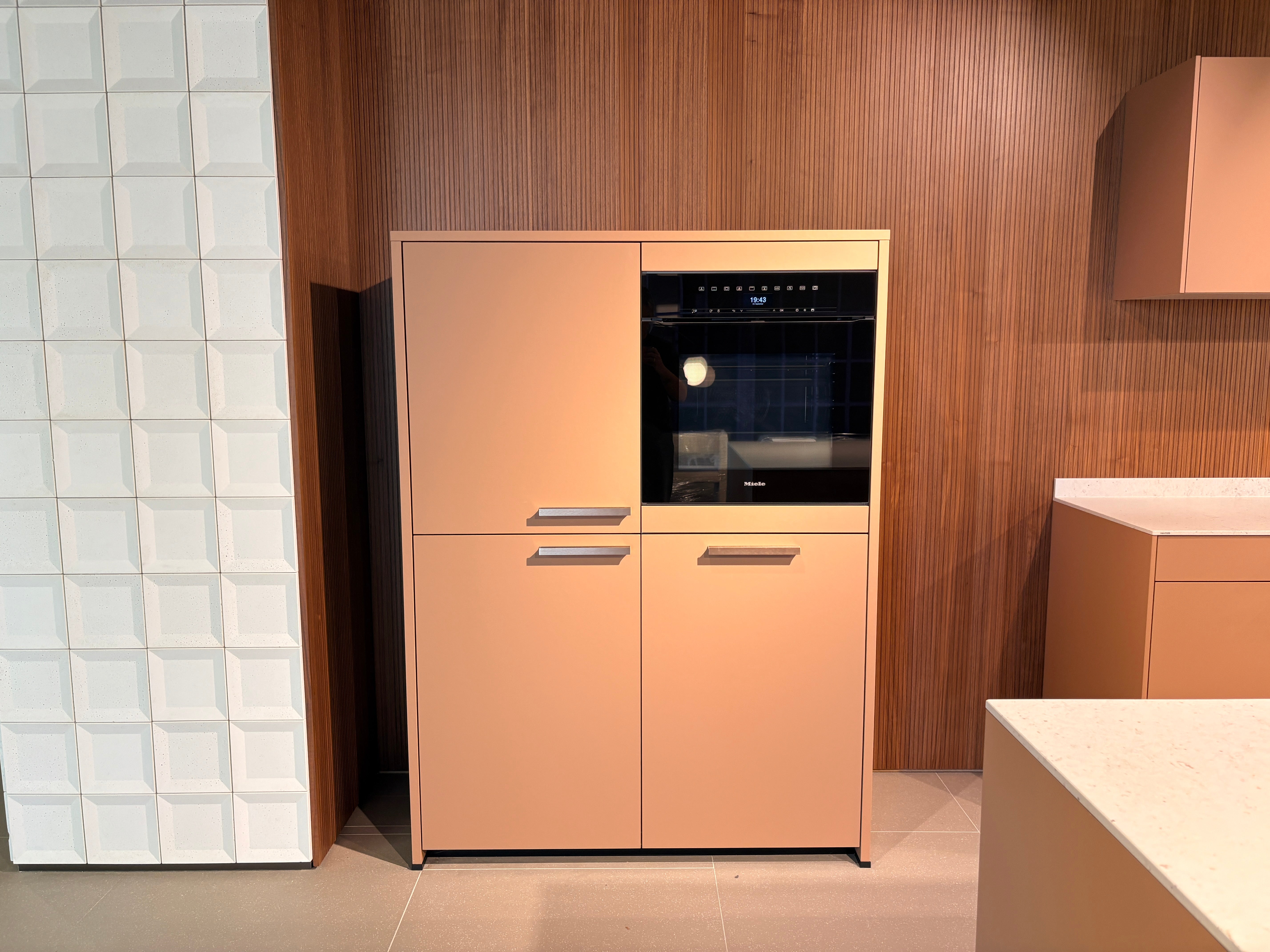 05071 - Next 125 zalmroze eiland keuken
