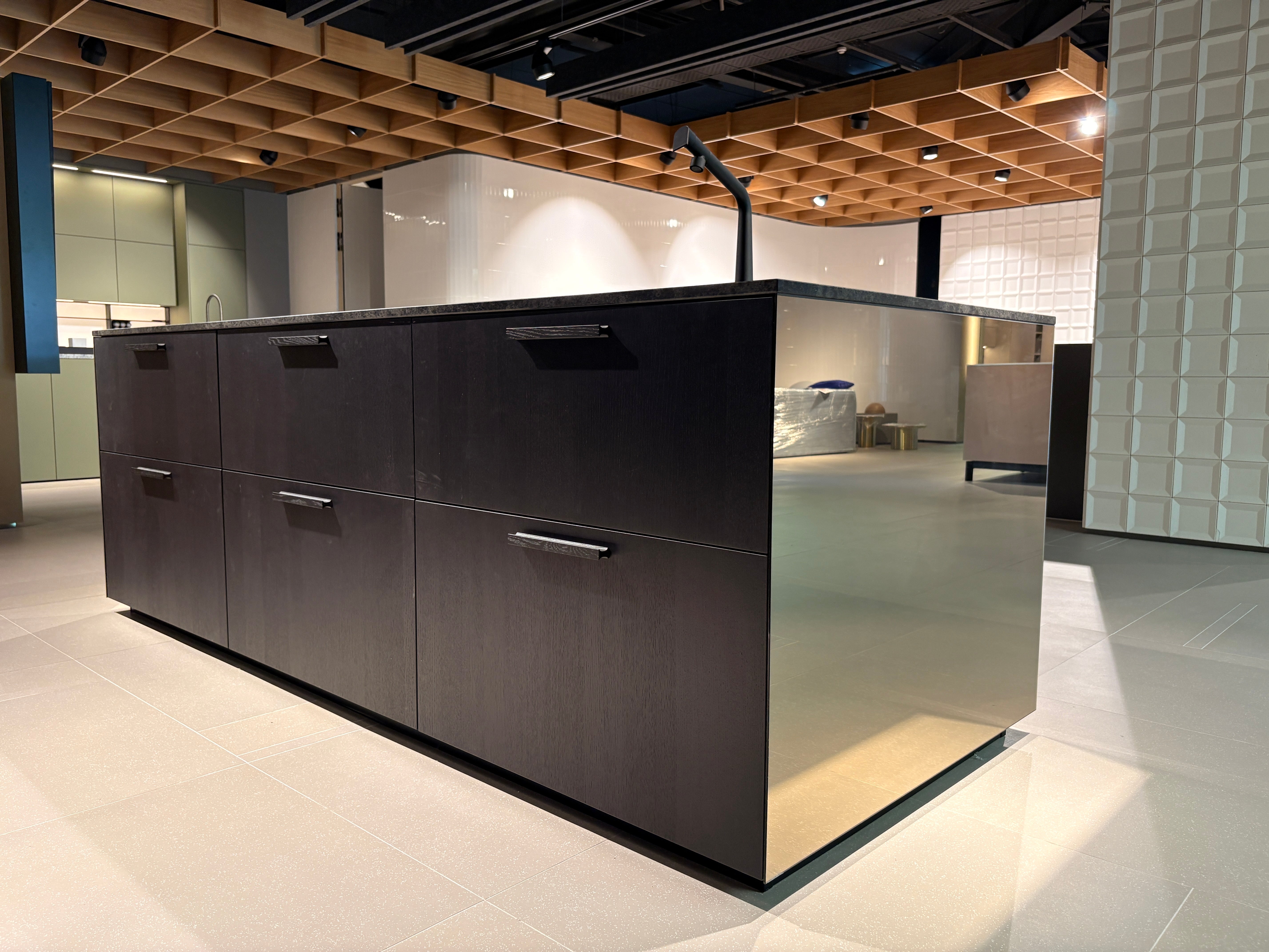 05073 - Next125 Designkeuken met Spiegelend Eiland en Geïntegreerde Bartafel