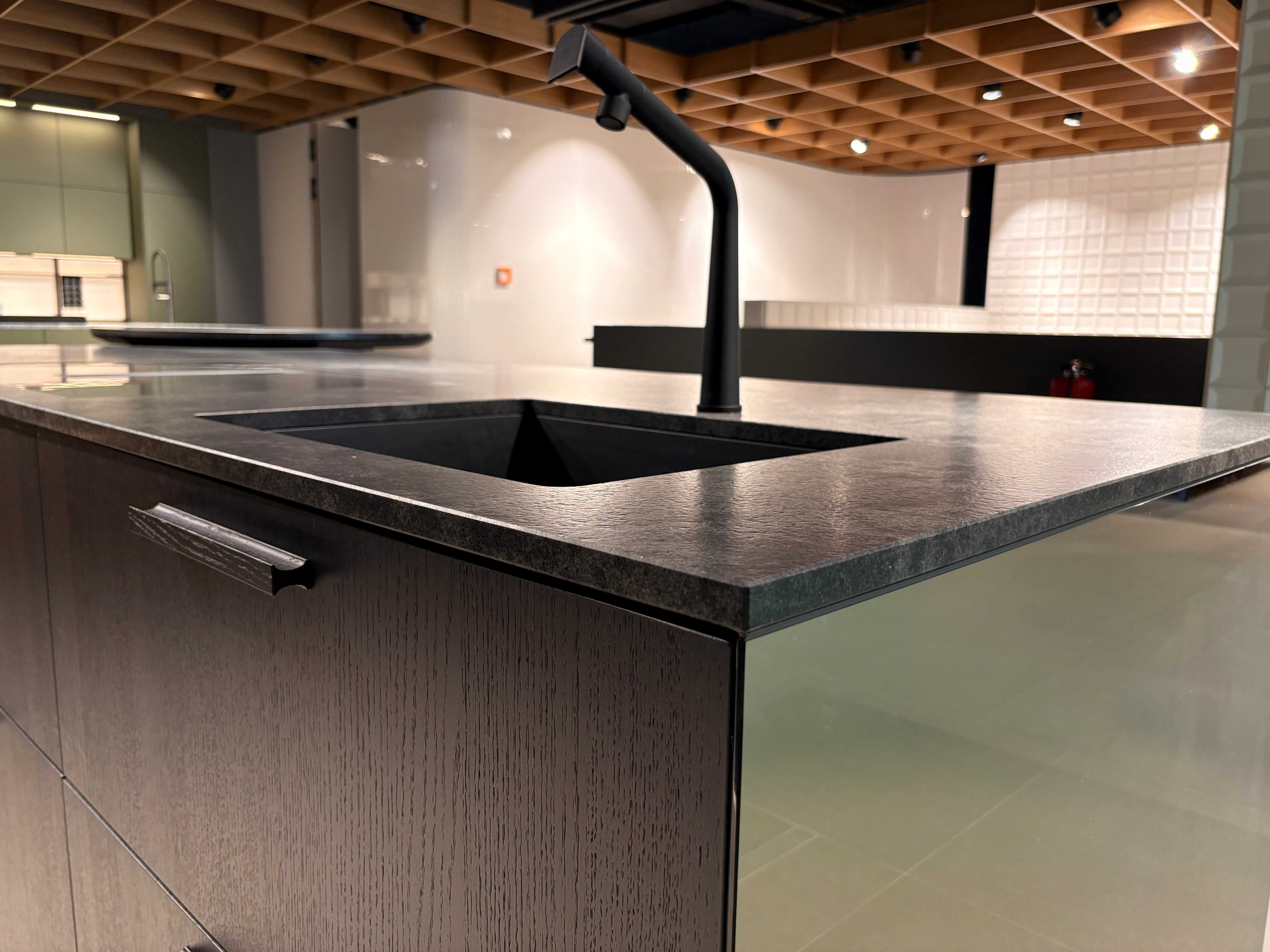 05073 - Next125 Designkeuken met Spiegelend Eiland en Geïntegreerde Bartafel
