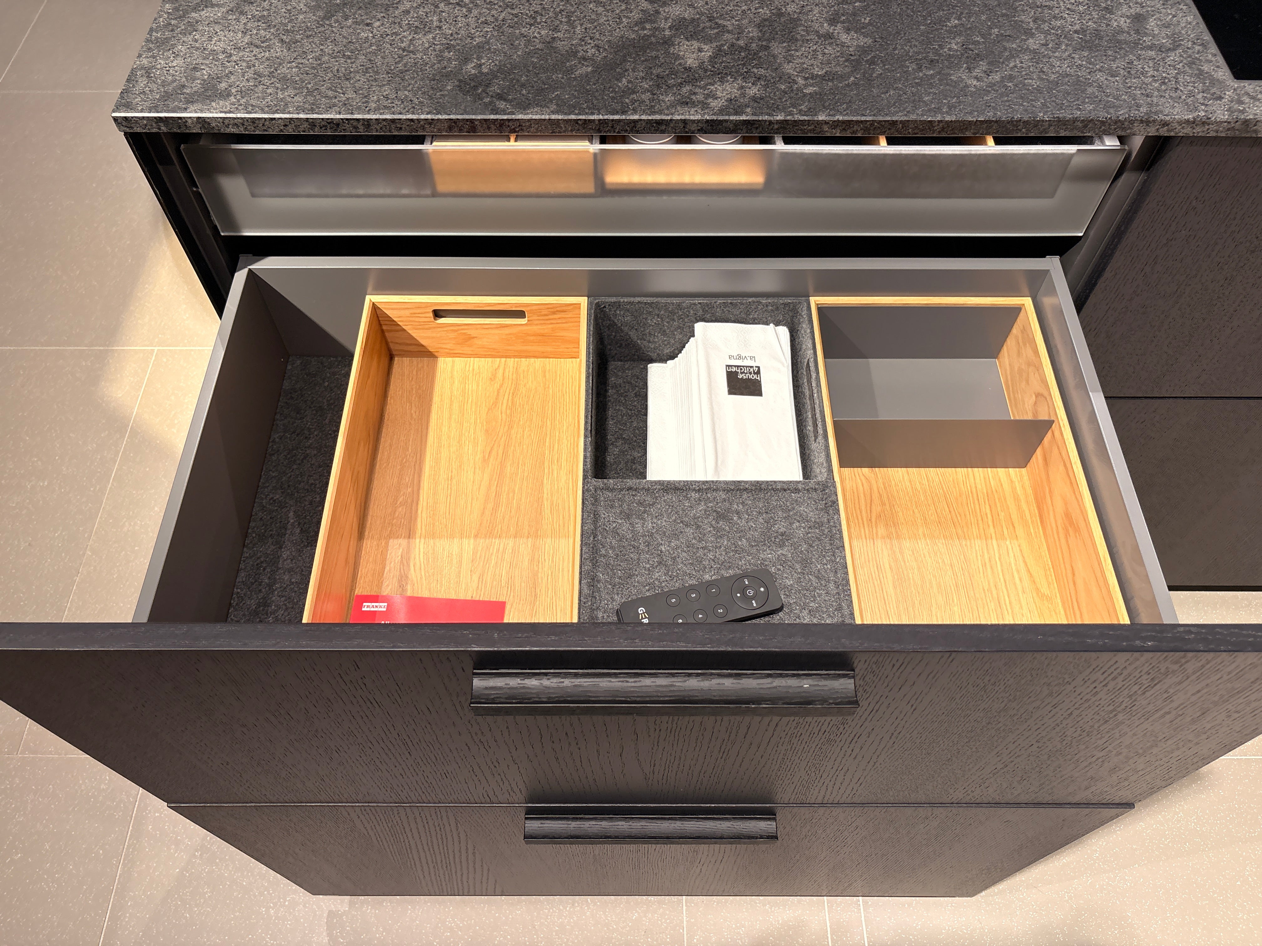 05073 - Next125 Designkeuken met Spiegelend Eiland en Geïntegreerde Bartafel