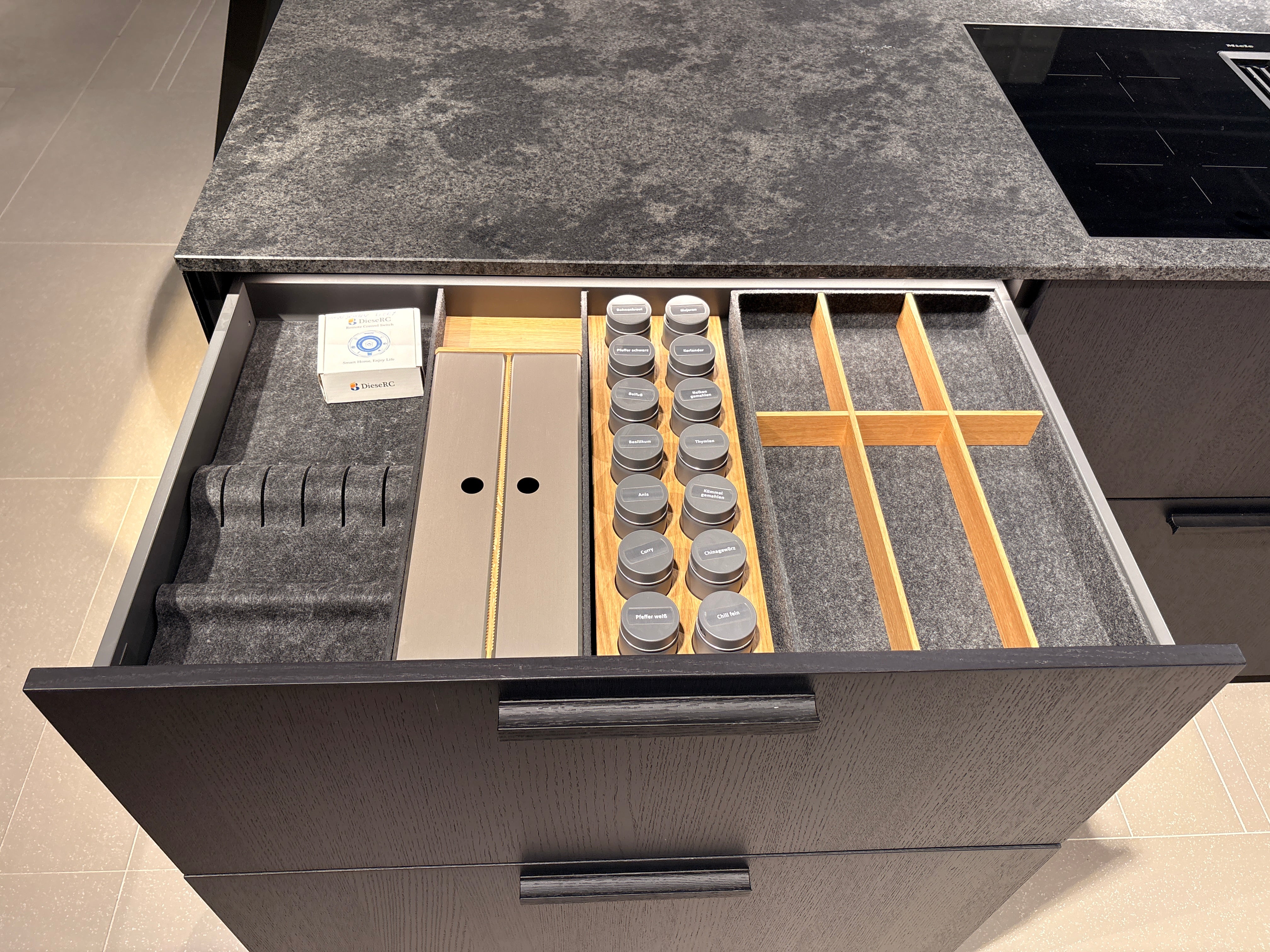 05073 - Next125 Designkeuken met Spiegelend Eiland en Geïntegreerde Bartafel